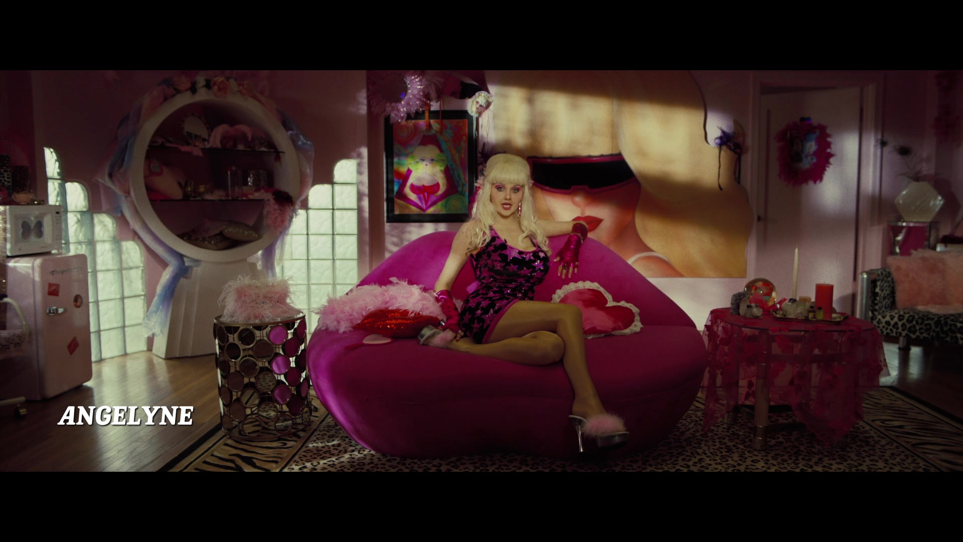 Angelyne_S01E01_Dream_Machine_1080p_ERW_000584.jpg