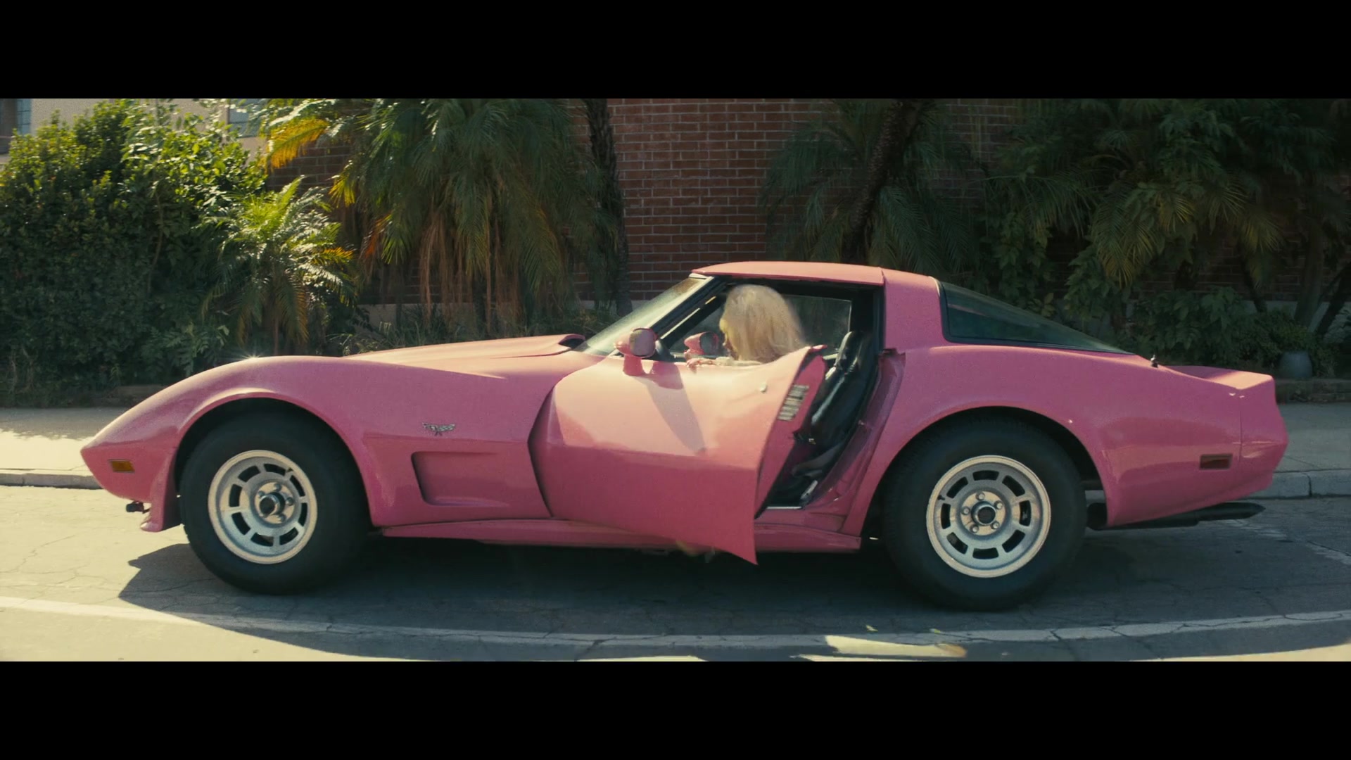 Angelyne_S01E01_Dream_Machine_1080p_ERW_006767.jpg
