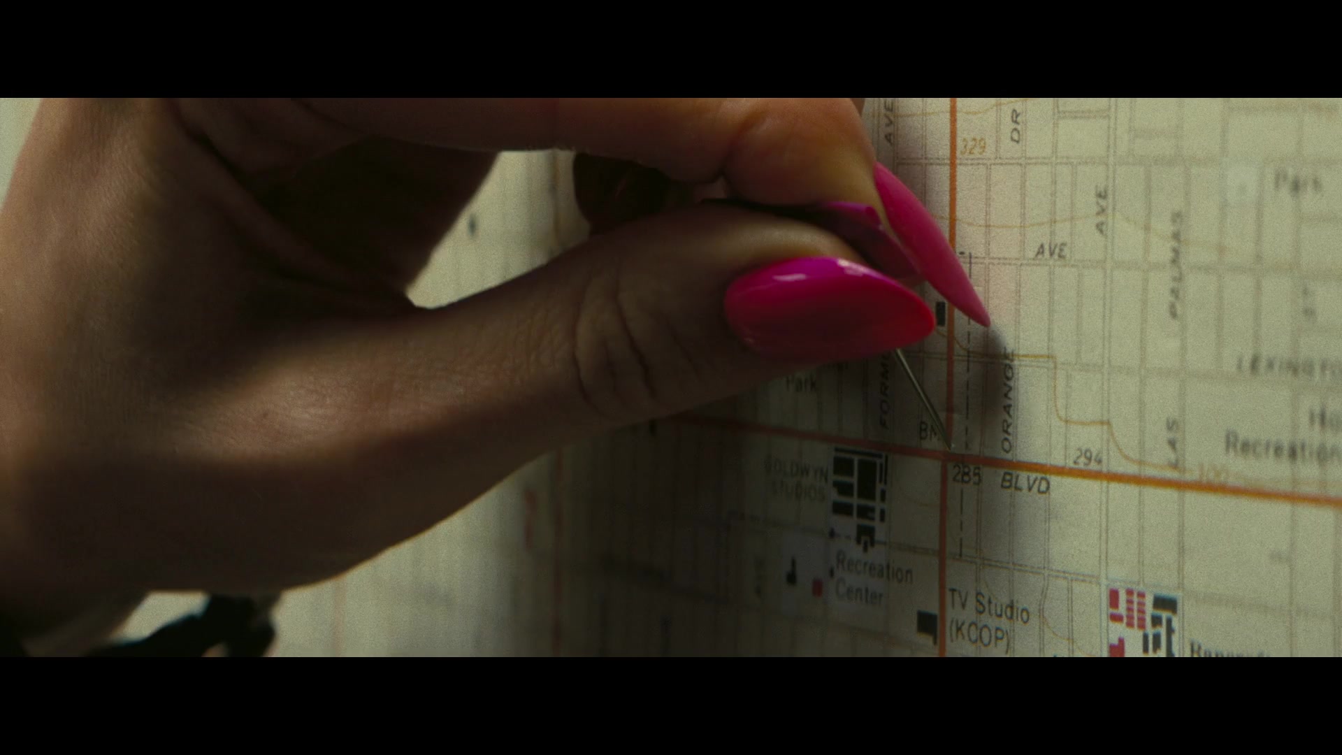 Angelyne_S01E02_Gods_and_Fairies_1080p_ERW_002030.jpg