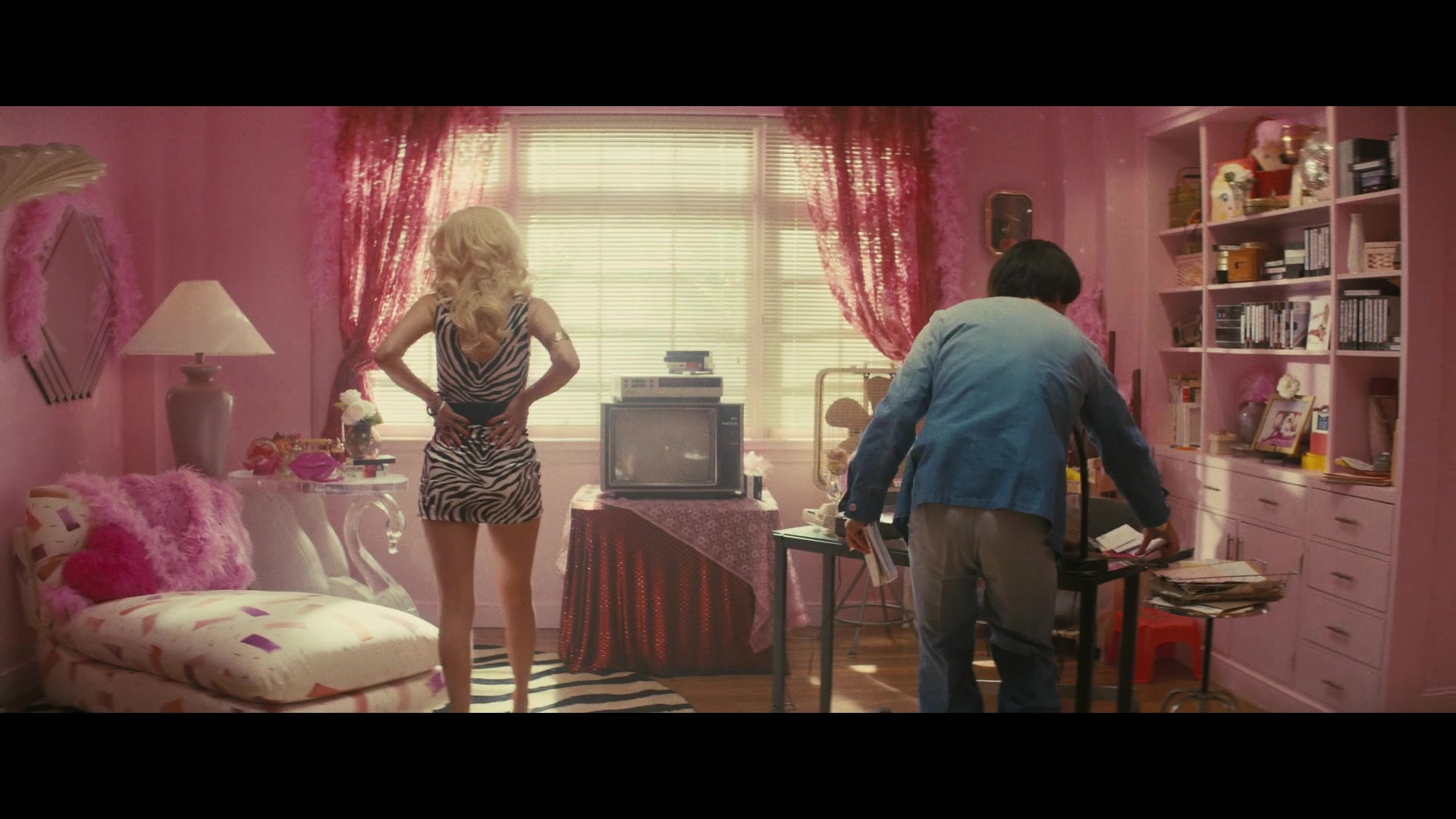 Angelyne_S01E03_Glow_in_the_Dark_Queen_of_the_Universe_1080p_ERW_002202.jpg