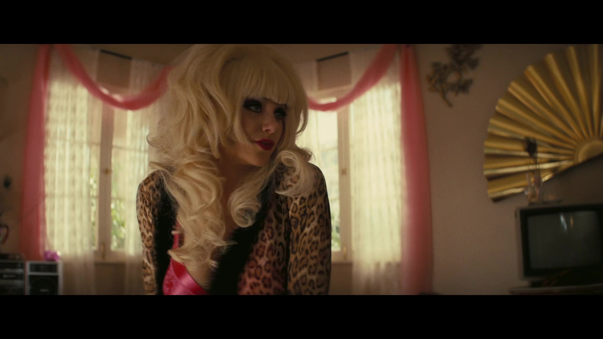 Angelyne_S01E03_Glow_in_the_Dark_Queen_of_the_Universe_1080p_ERW_003264.jpg