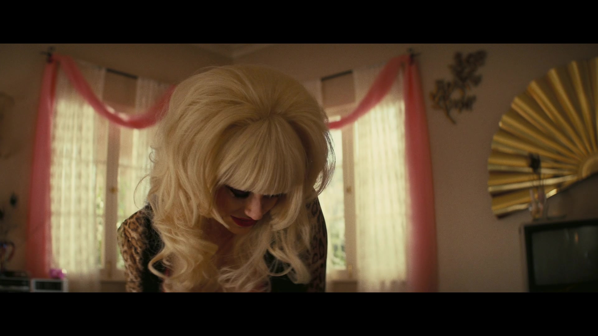Angelyne_S01E03_Glow_in_the_Dark_Queen_of_the_Universe_1080p_ERW_003349.jpg