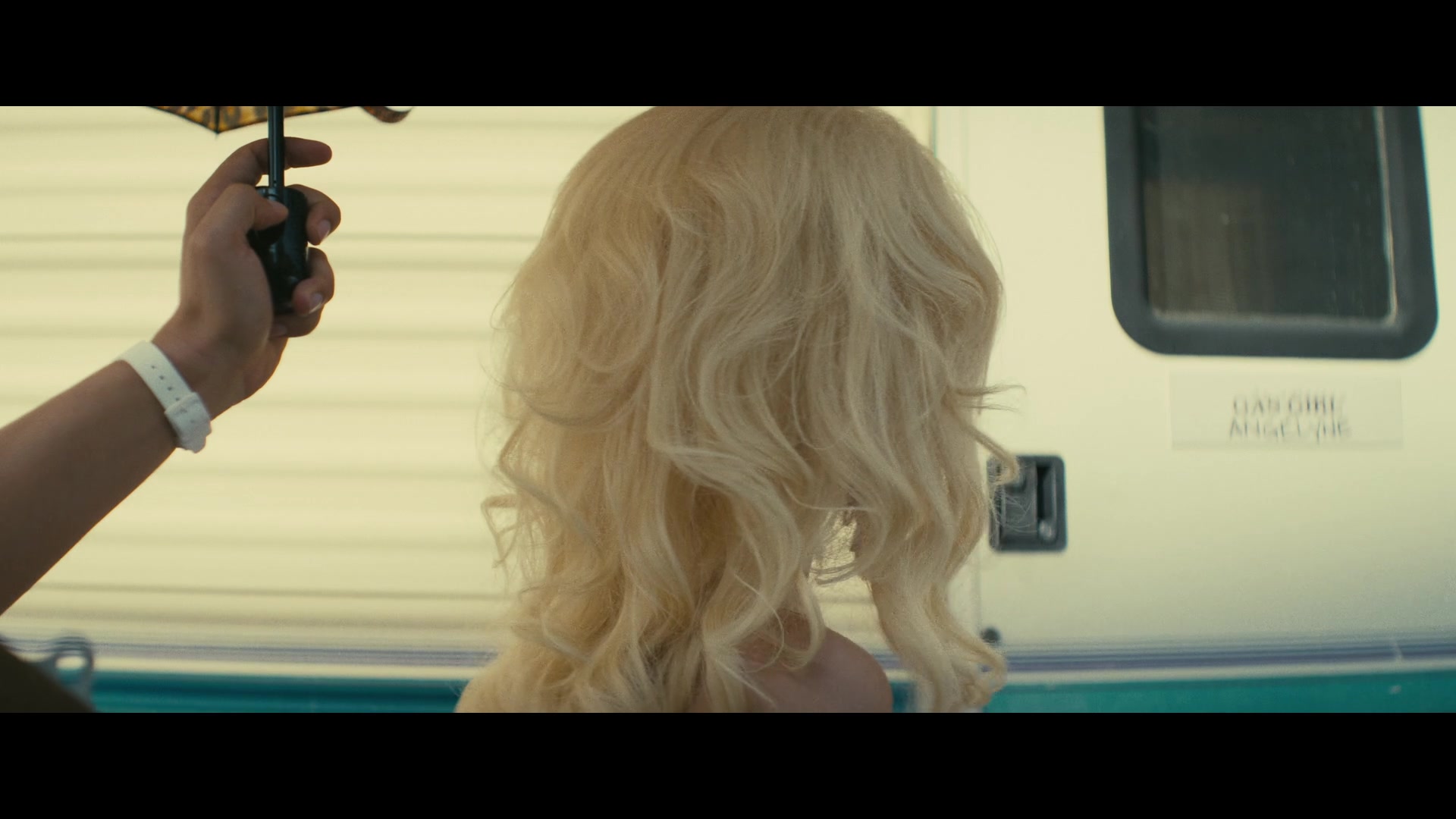 Angelyne_S01E03_Glow_in_the_Dark_Queen_of_the_Universe_1080p_ERW_003832.jpg