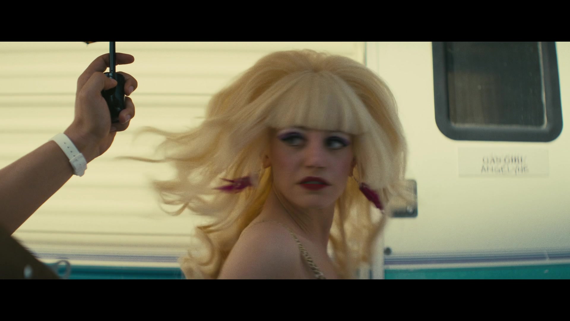 Angelyne_S01E03_Glow_in_the_Dark_Queen_of_the_Universe_1080p_ERW_003835.jpg