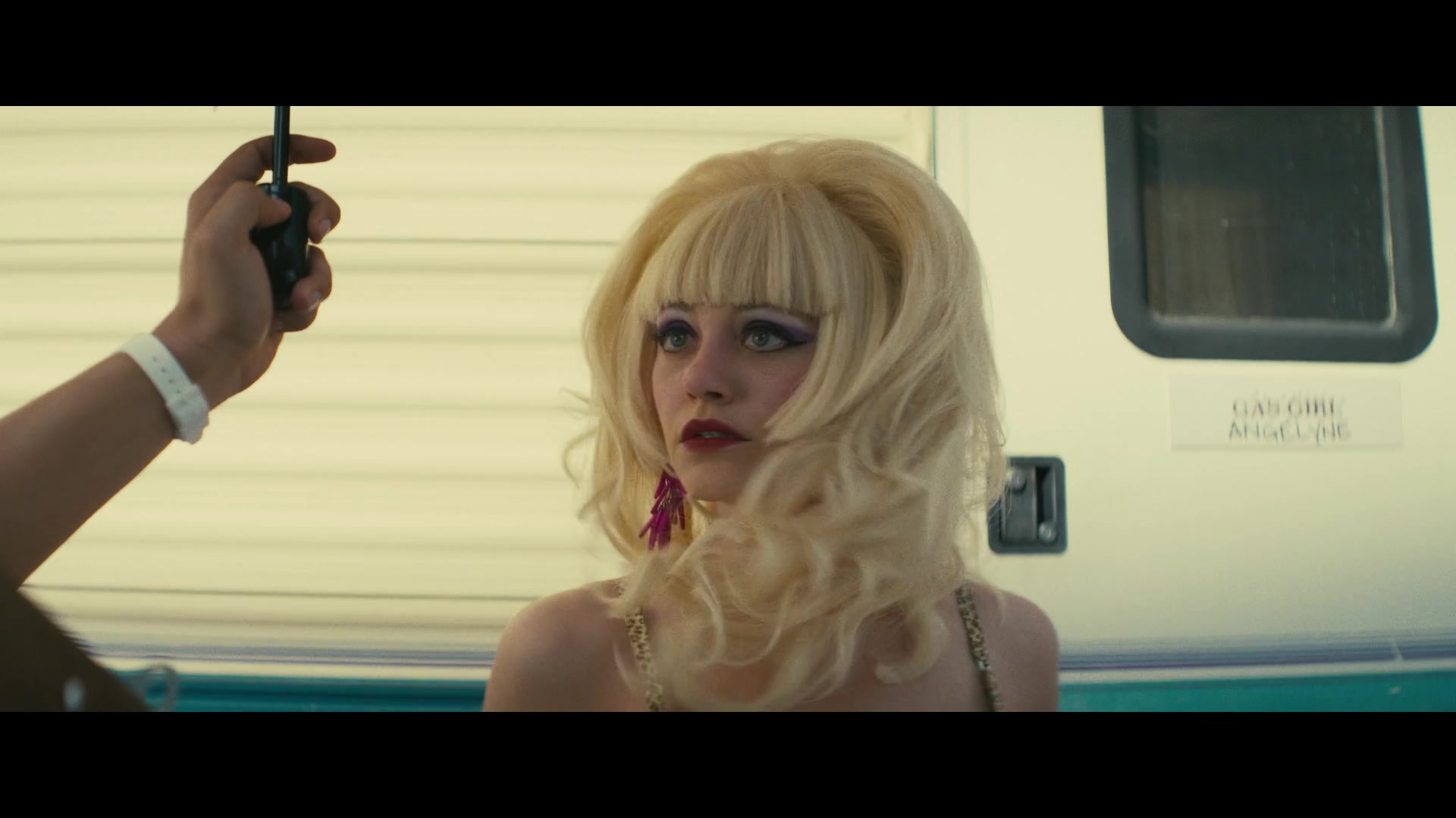 Angelyne_S01E03_Glow_in_the_Dark_Queen_of_the_Universe_1080p_ERW_003836.jpg