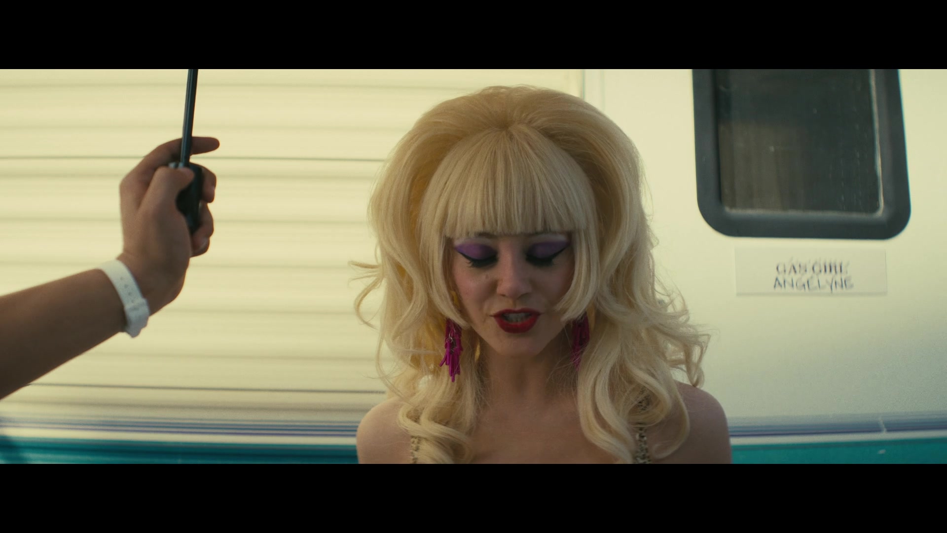 Angelyne_S01E03_Glow_in_the_Dark_Queen_of_the_Universe_1080p_ERW_003857.jpg