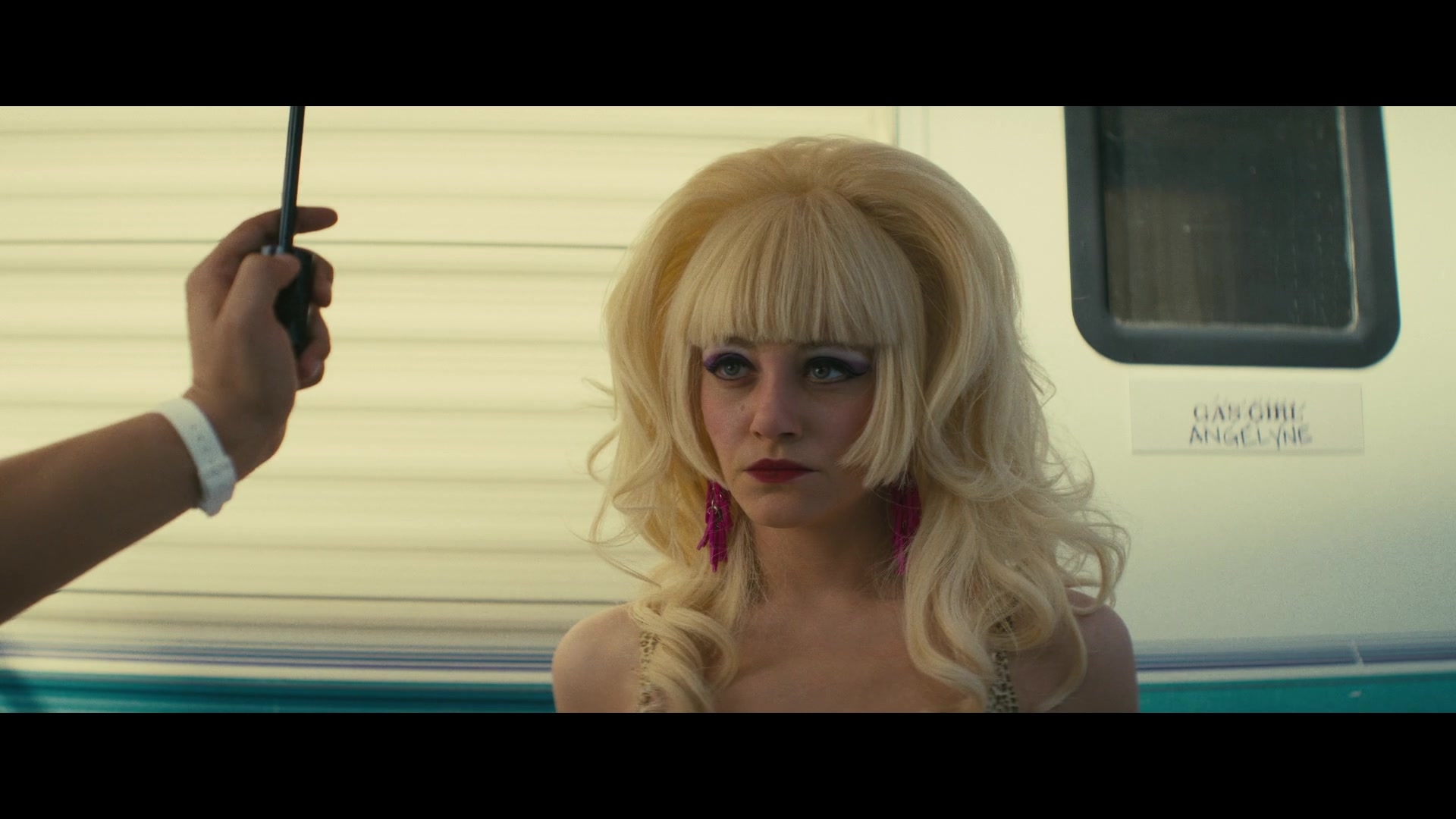 Angelyne_S01E03_Glow_in_the_Dark_Queen_of_the_Universe_1080p_ERW_003917.jpg