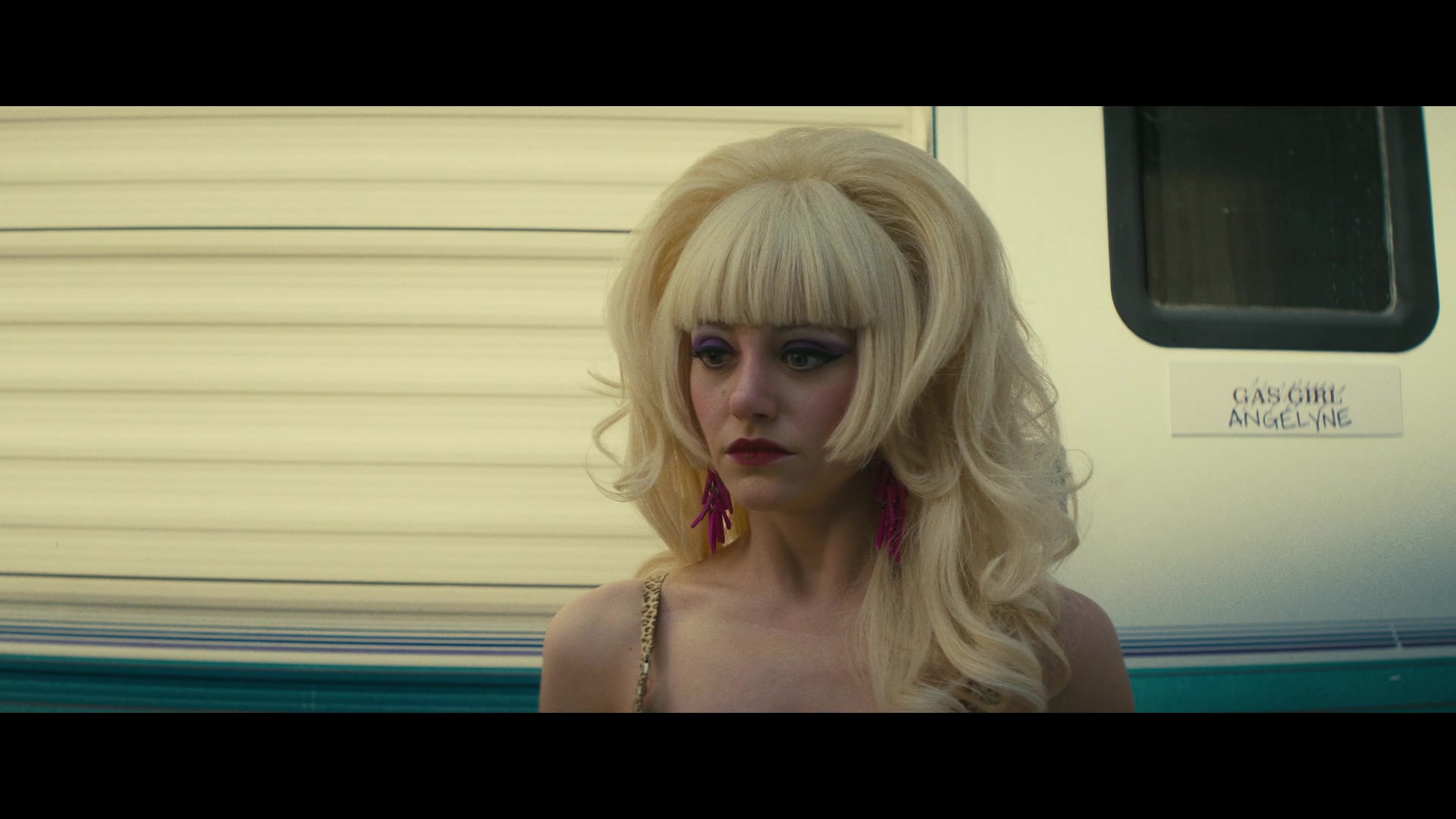Angelyne_S01E03_Glow_in_the_Dark_Queen_of_the_Universe_1080p_ERW_003947.jpg