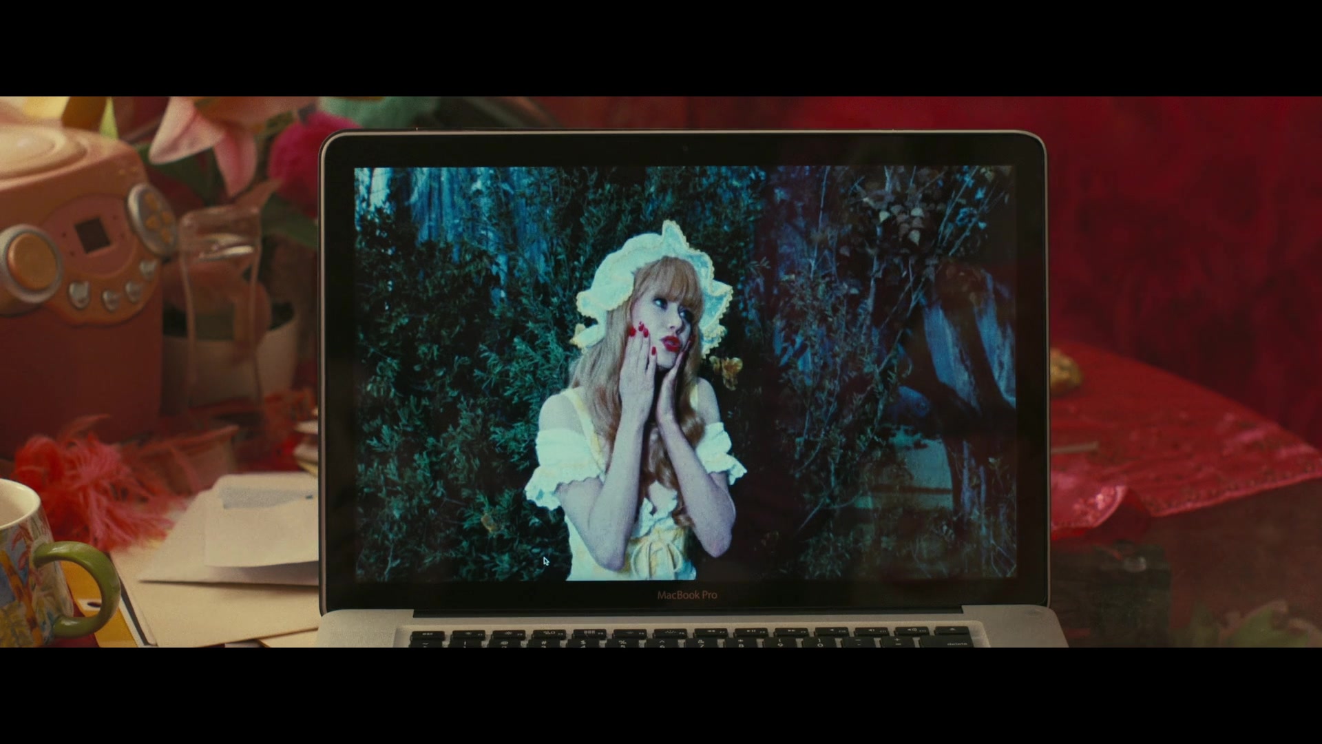 Angelyne_S01E04_The_Tease_1080p_ERW_001938.jpg