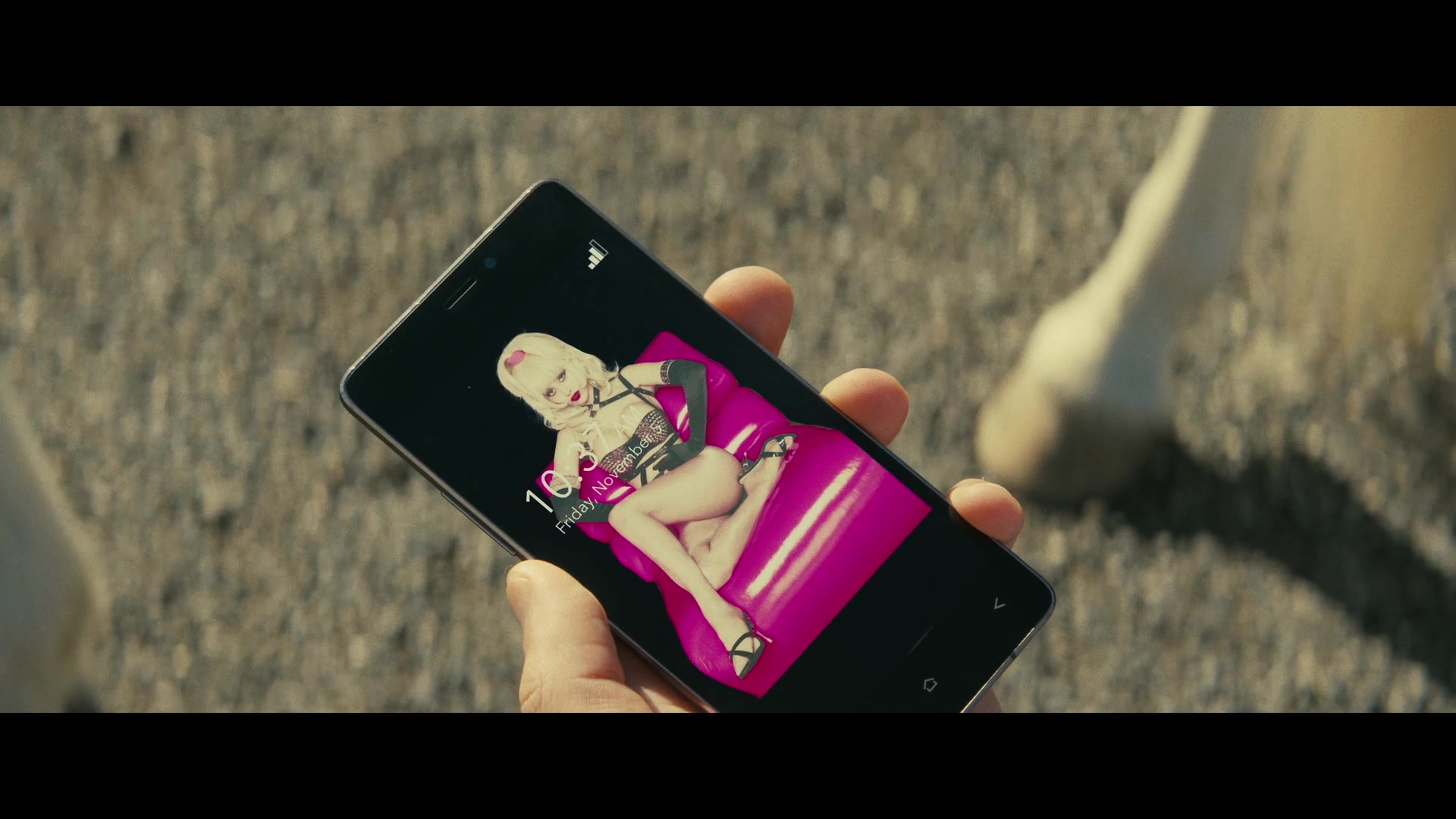 Angelyne_S01E04_The_Tease_1080p_ERW_002841.jpg