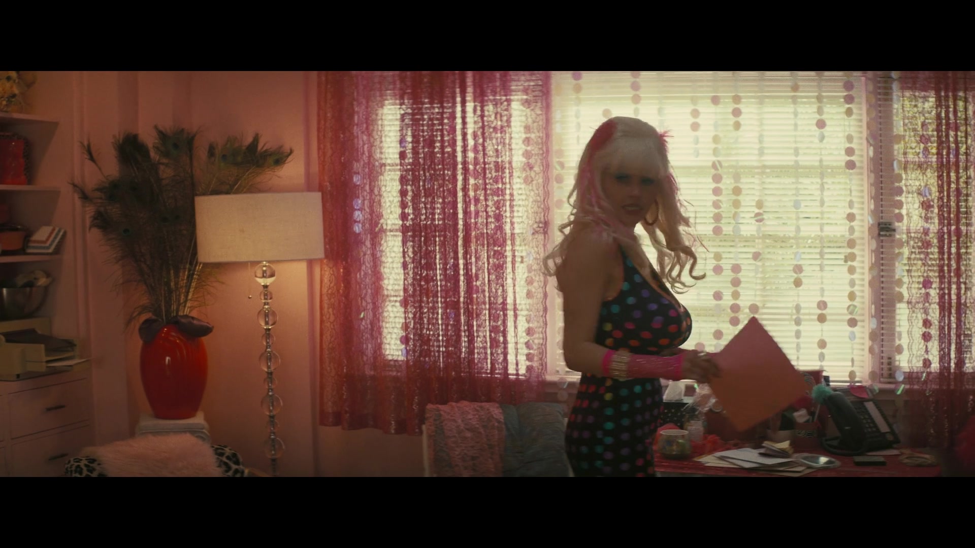 Angelyne_S01E04_The_Tease_1080p_ERW_003454.jpg