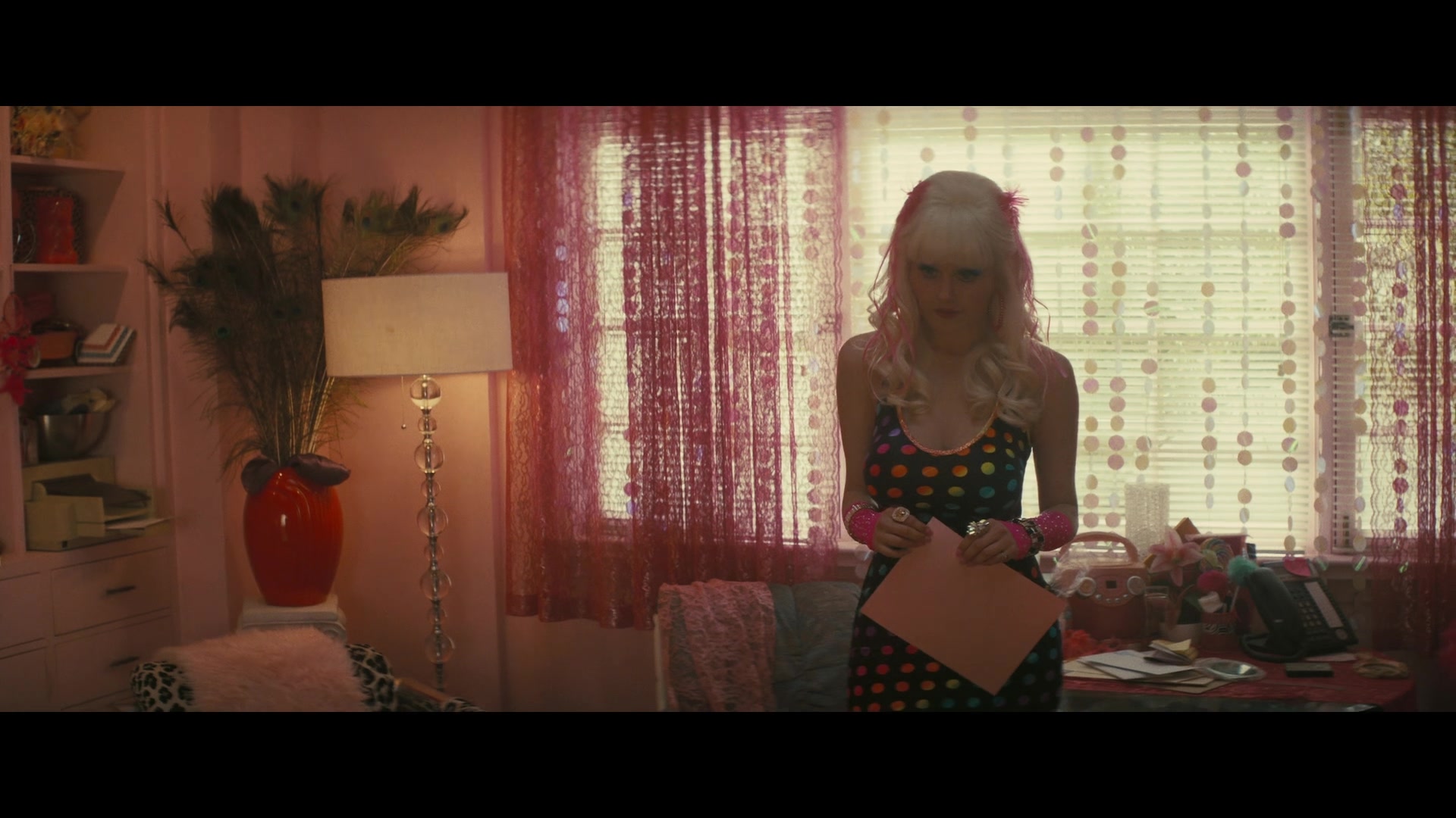 Angelyne_S01E04_The_Tease_1080p_ERW_003482.jpg