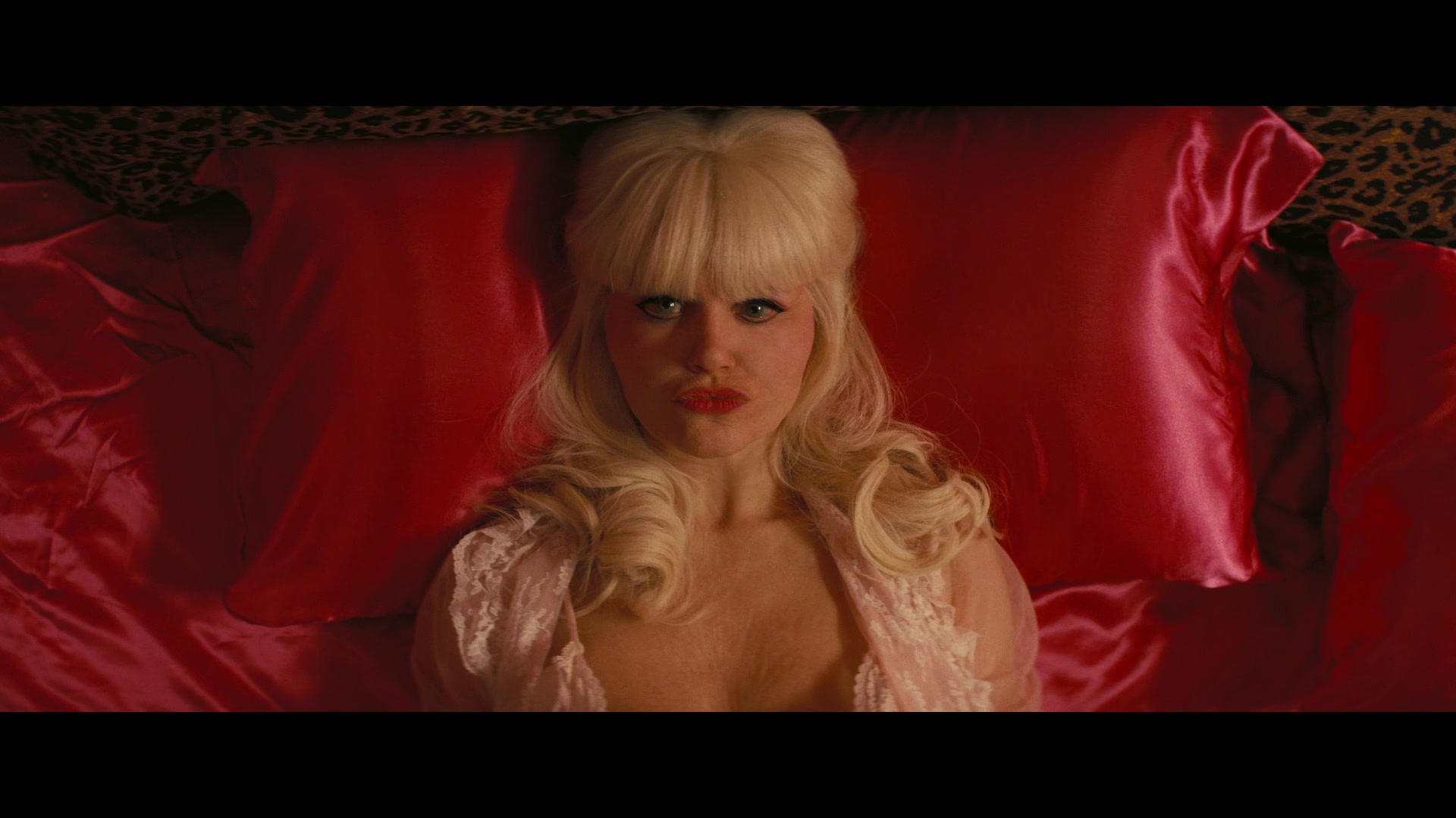Angelyne_S01E05_Pink_Clouds_1080p_ERW_000348.jpg