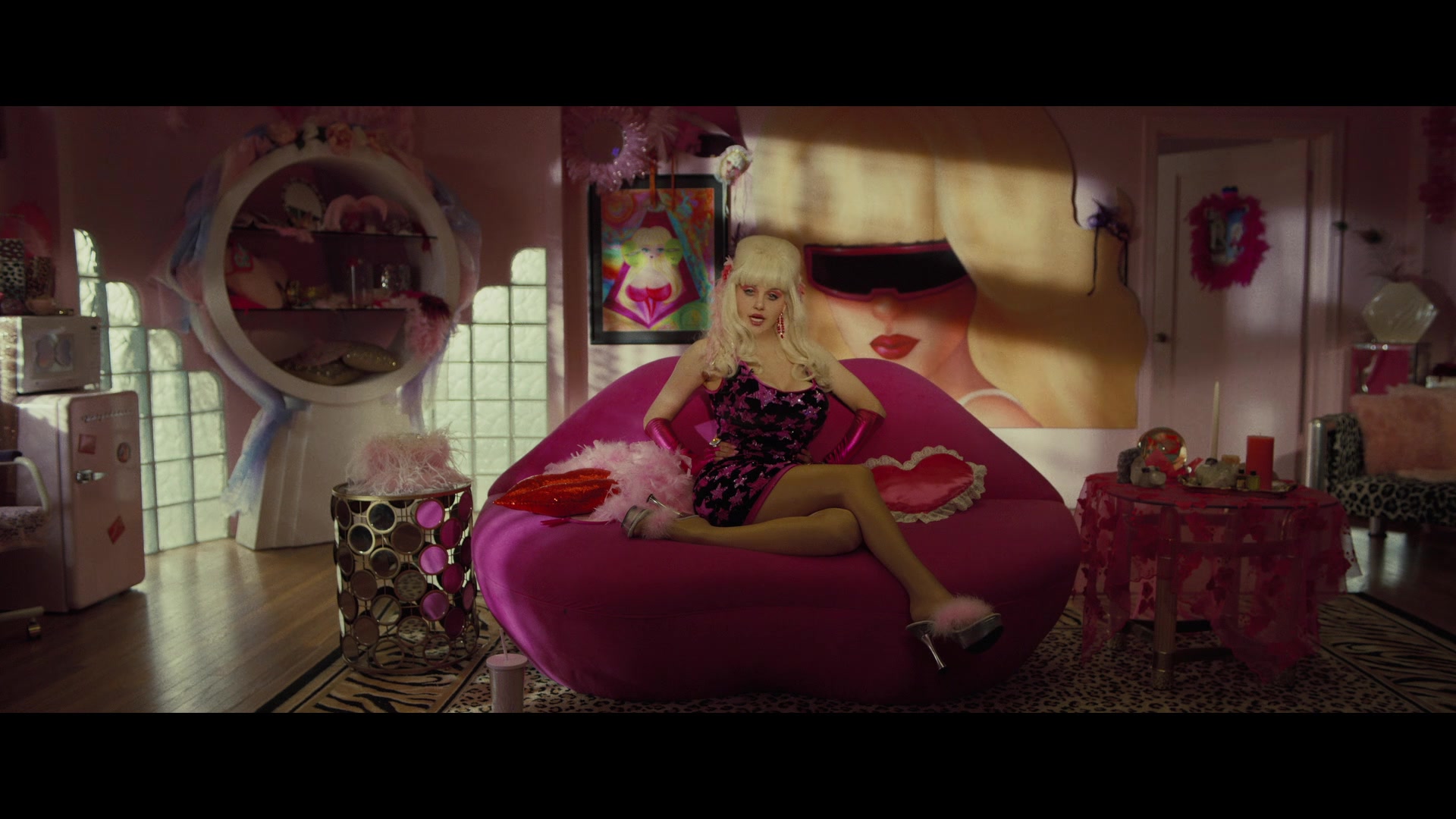 Angelyne_S01E05_Pink_Clouds_1080p_ERW_002420.jpg