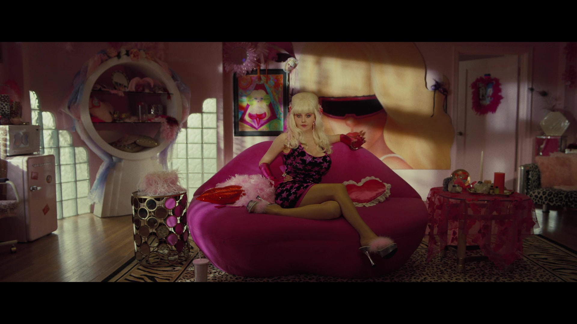 Angelyne_S01E05_Pink_Clouds_1080p_ERW_002452.jpg
