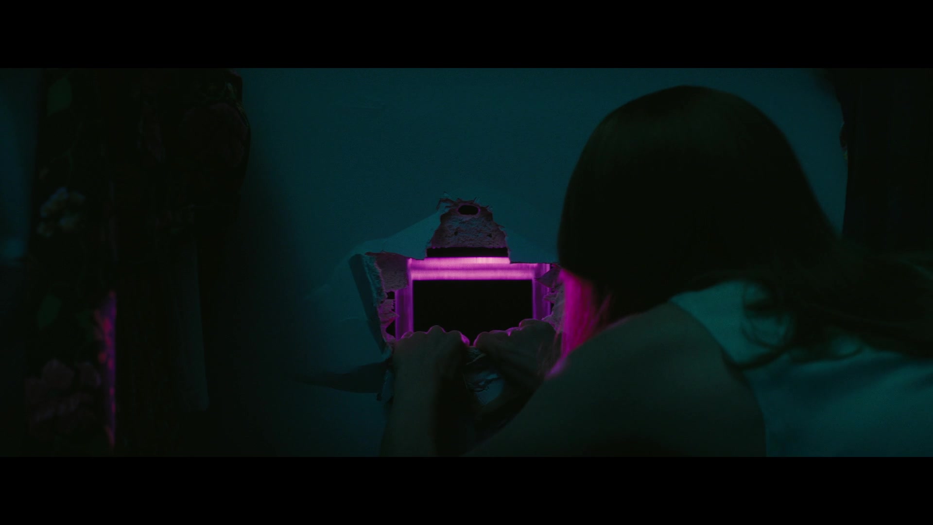 Angelyne_S01E05_Pink_Clouds_1080p_ERW_004069.jpg