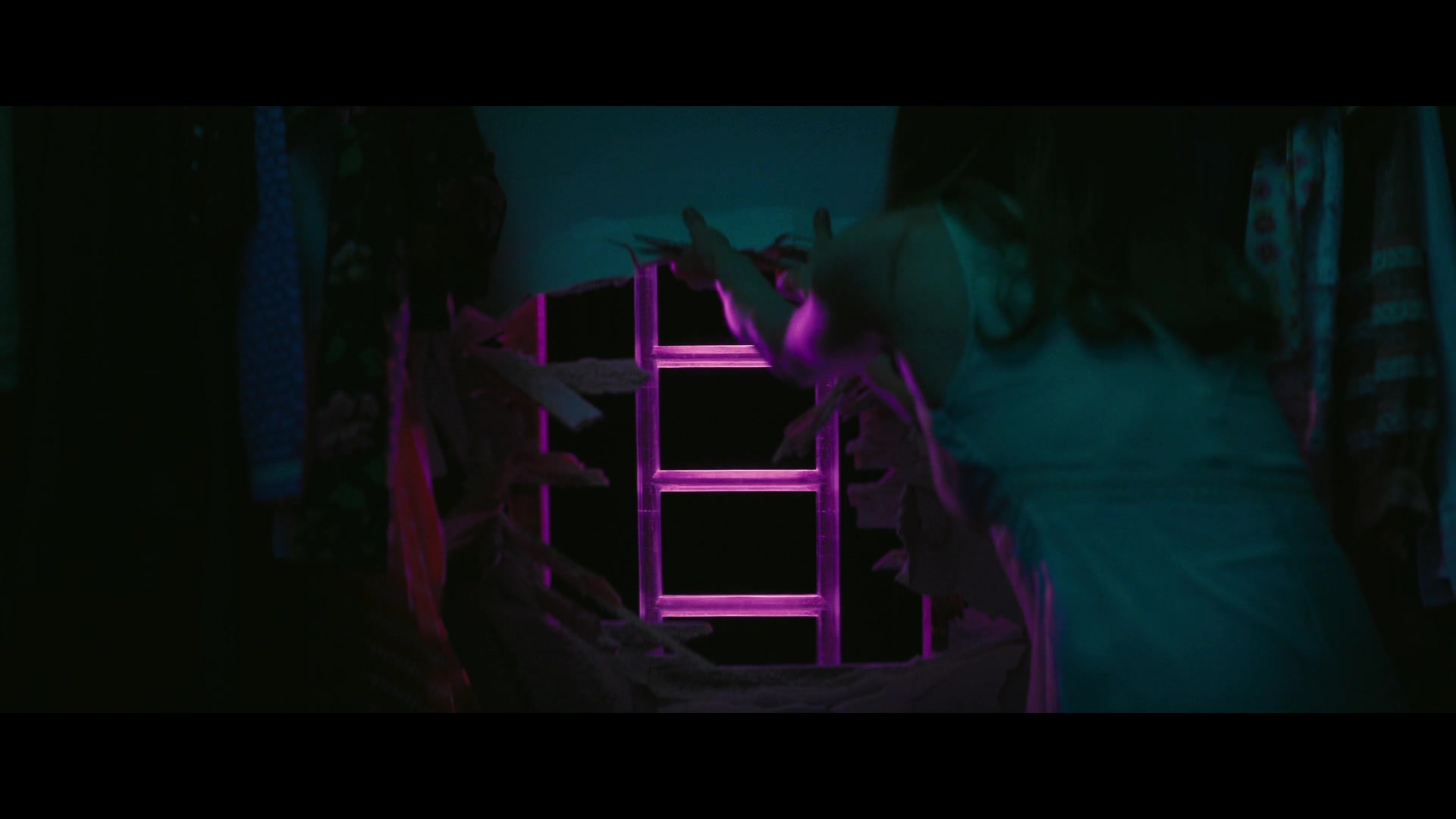 Angelyne_S01E05_Pink_Clouds_1080p_ERW_004085.jpg