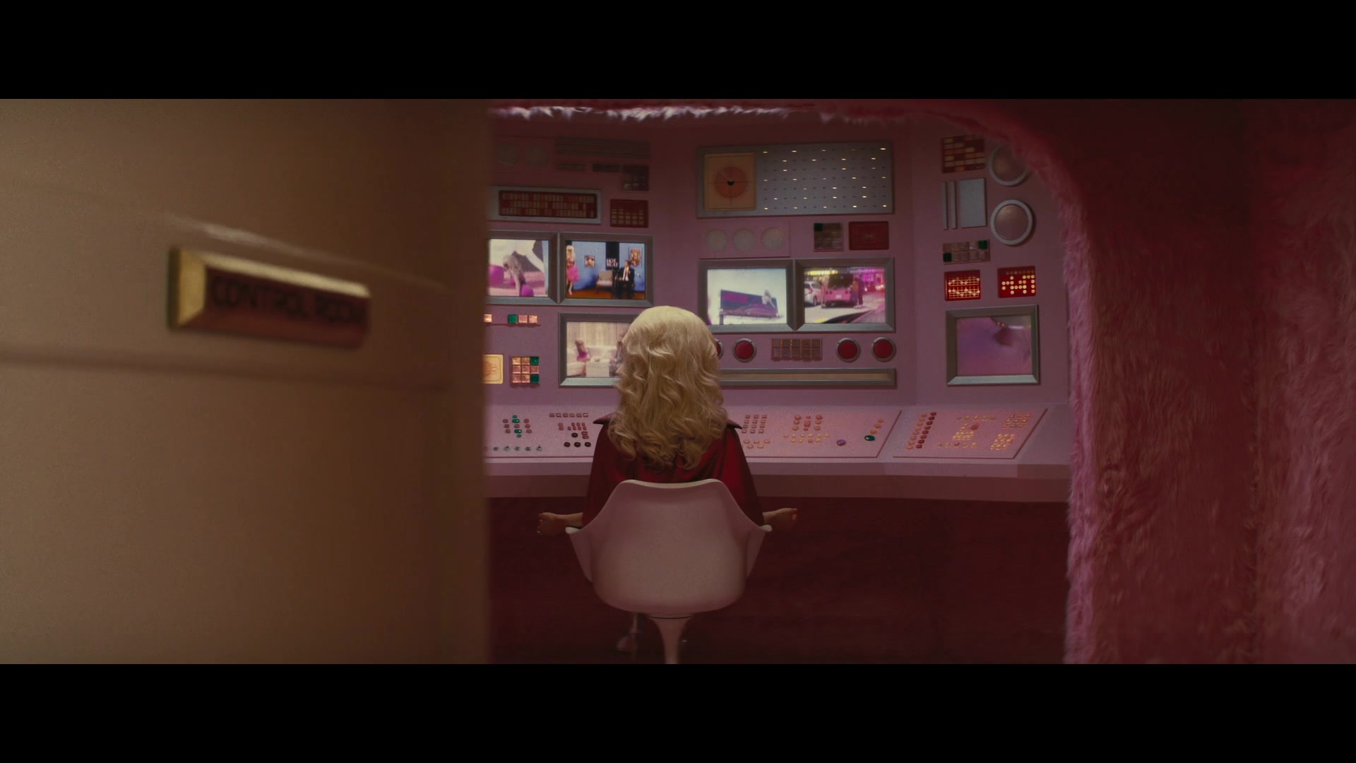 Angelyne_S01E05_Pink_Clouds_1080p_ERW_004462.jpg