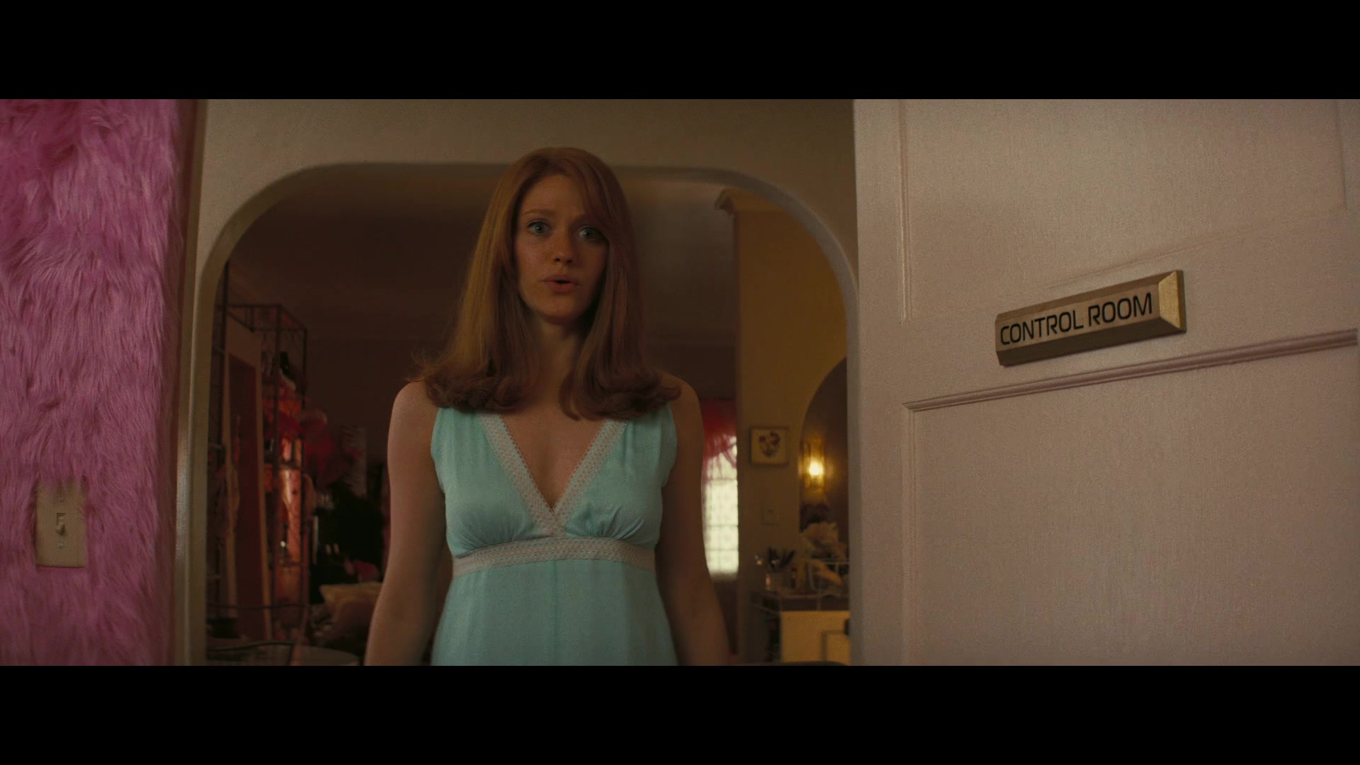 Angelyne_S01E05_Pink_Clouds_1080p_ERW_004485.jpg