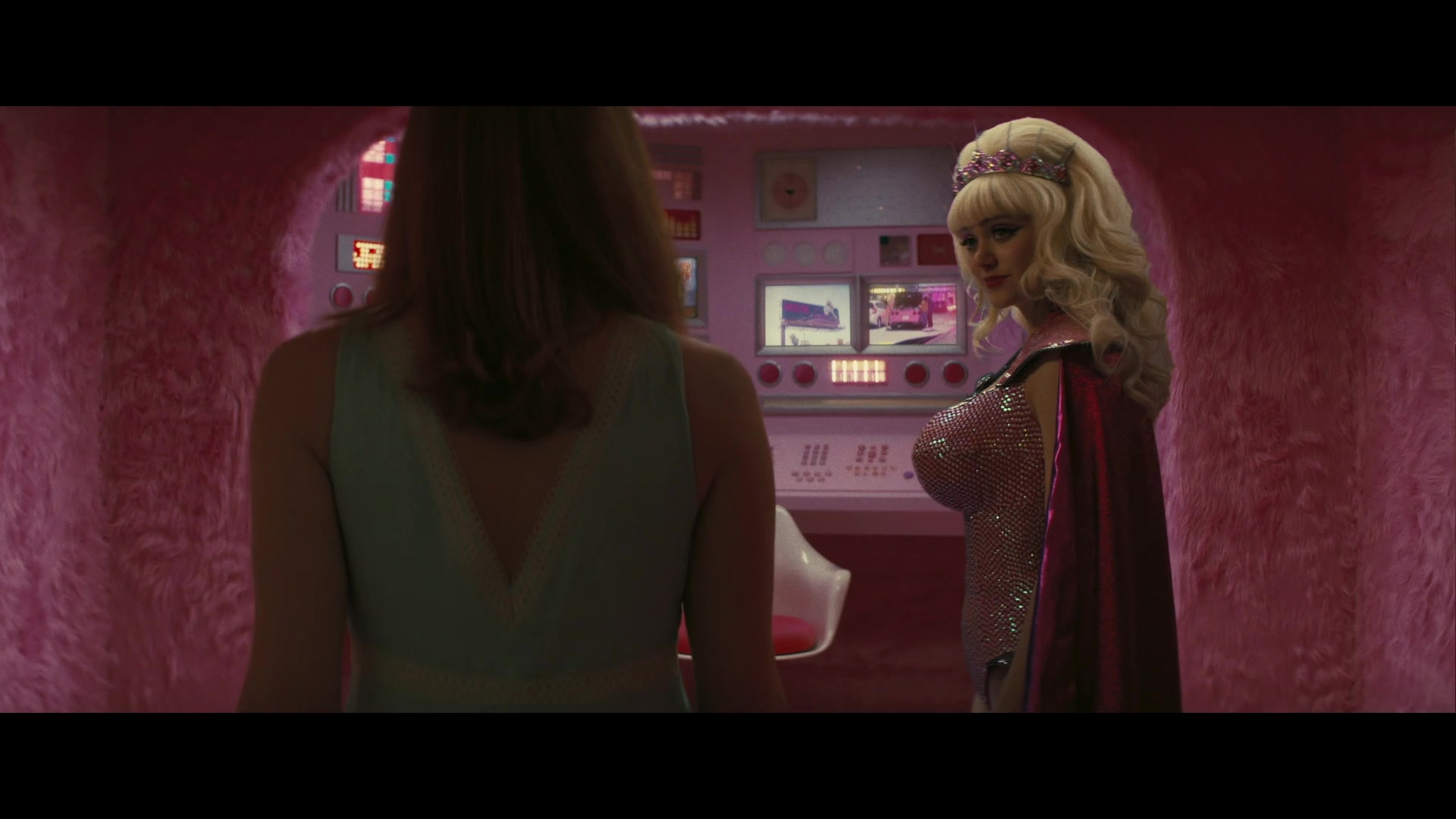 Angelyne_S01E05_Pink_Clouds_1080p_ERW_004545.jpg