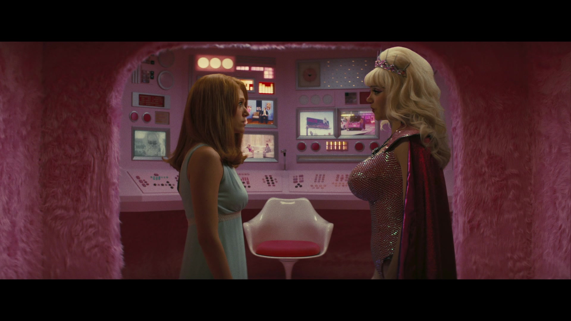 Angelyne_S01E05_Pink_Clouds_1080p_ERW_004561.jpg