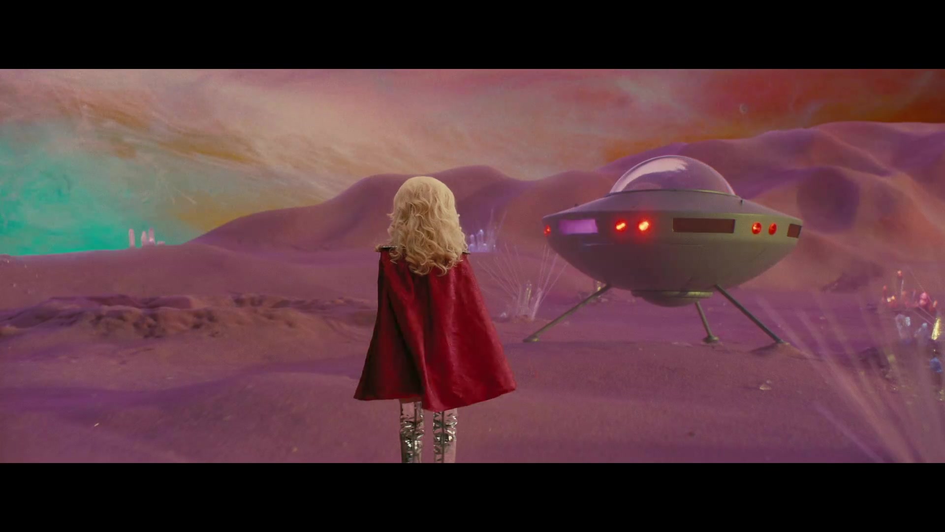 Angelyne_S01E05_Pink_Clouds_1080p_ERW_004682.jpg