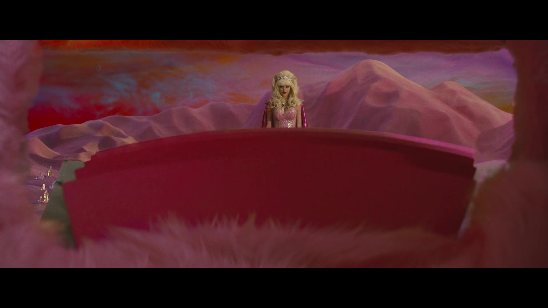 Angelyne_S01E05_Pink_Clouds_1080p_ERW_004689.jpg