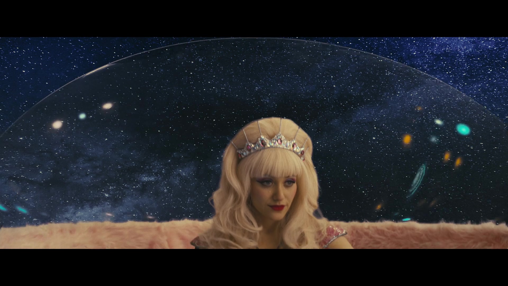 Angelyne_S01E05_Pink_Clouds_1080p_ERW_004815.jpg