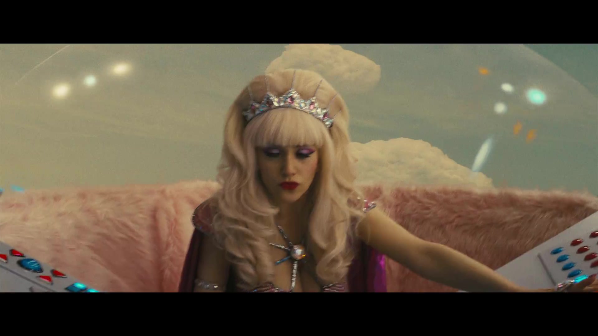 Angelyne_S01E05_Pink_Clouds_1080p_ERW_004907.jpg
