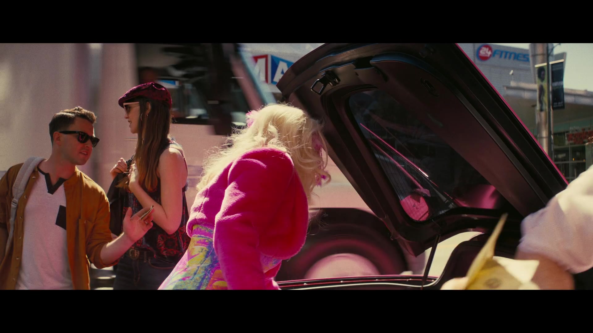 Angelyne_S01E05_Pink_Clouds_1080p_ERW_005120.jpg