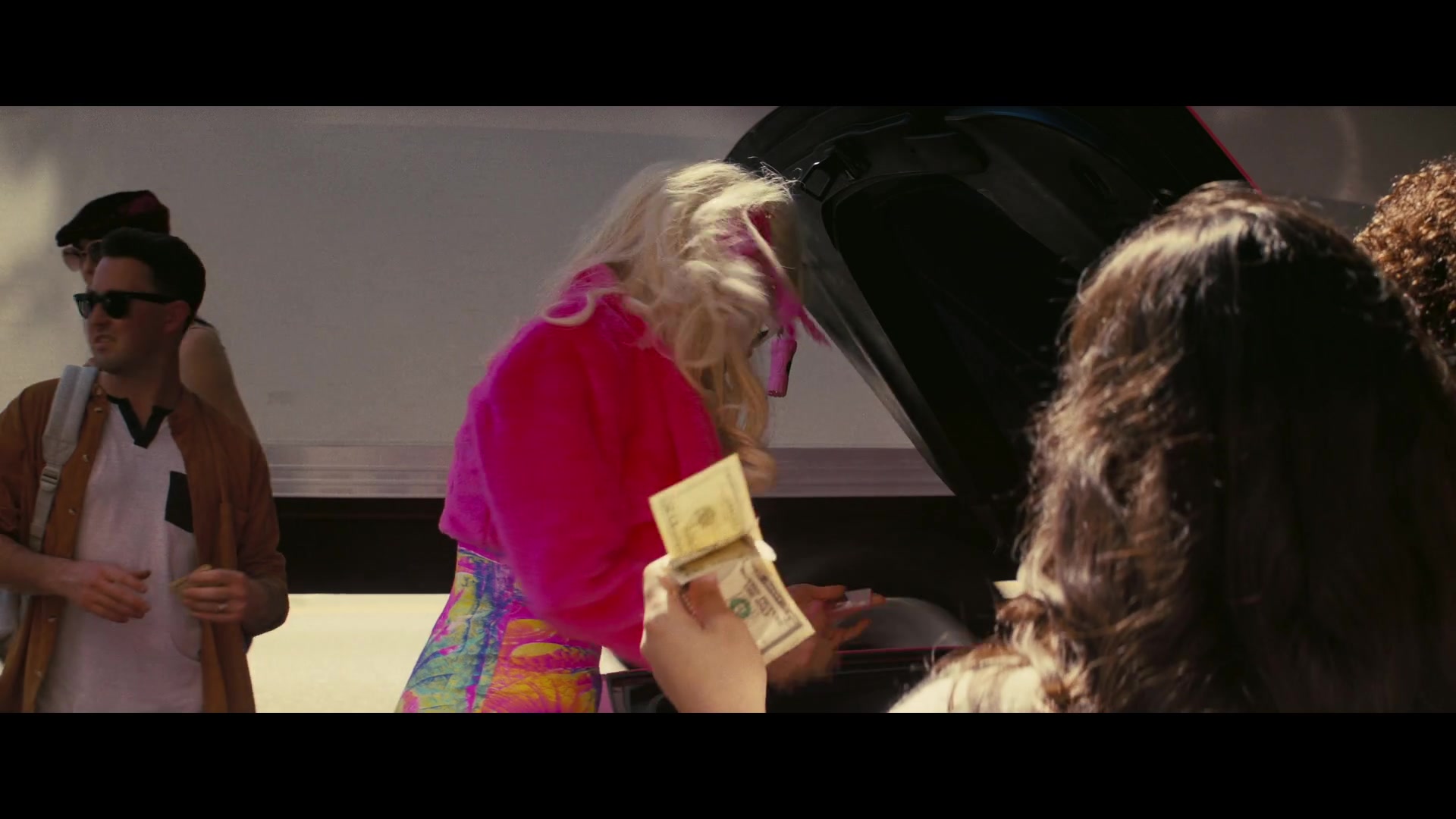 Angelyne_S01E05_Pink_Clouds_1080p_ERW_005124.jpg