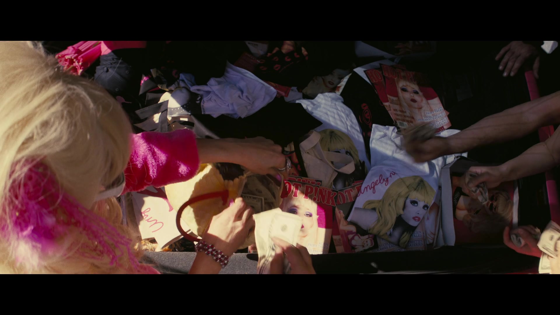 Angelyne_S01E05_Pink_Clouds_1080p_ERW_005132.jpg