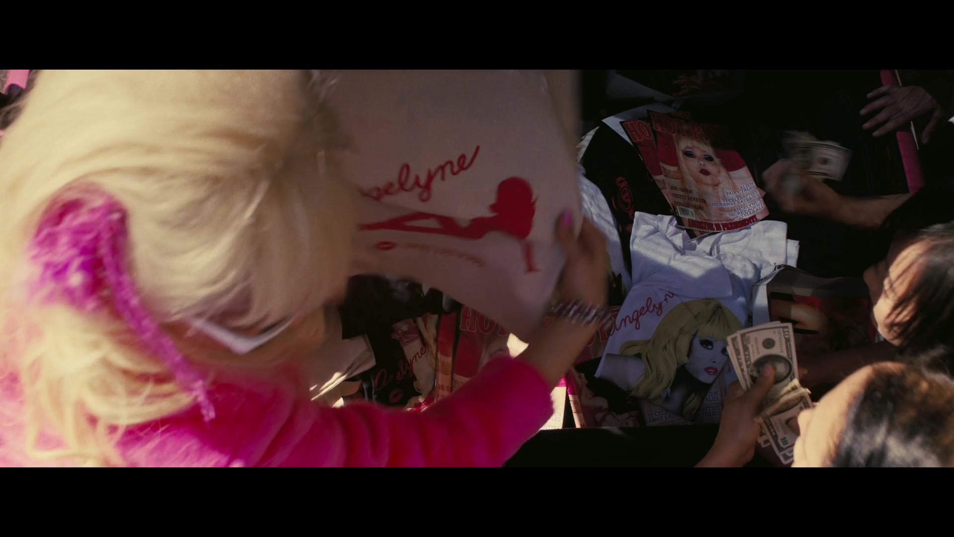 Angelyne_S01E05_Pink_Clouds_1080p_ERW_005140.jpg