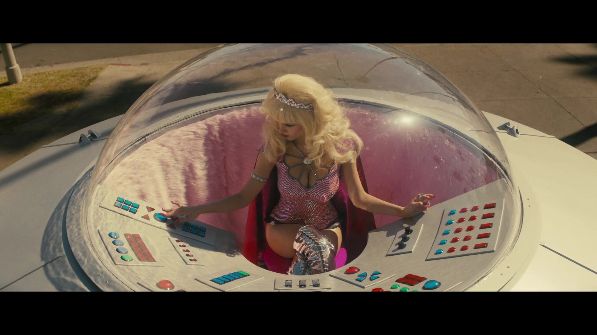 Angelyne_S01E05_Pink_Clouds_1080p_ERW_005363.jpg