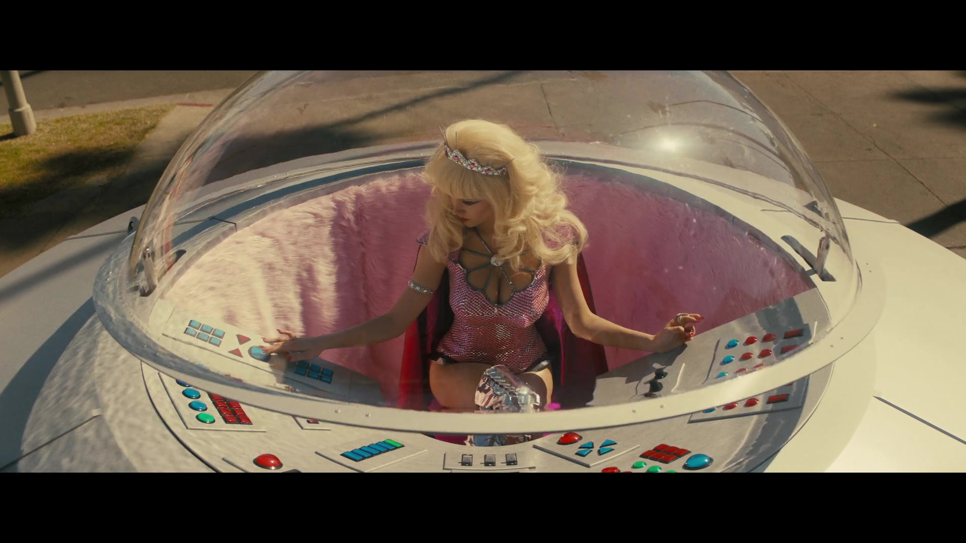 Angelyne_S01E05_Pink_Clouds_1080p_ERW_005367.jpg