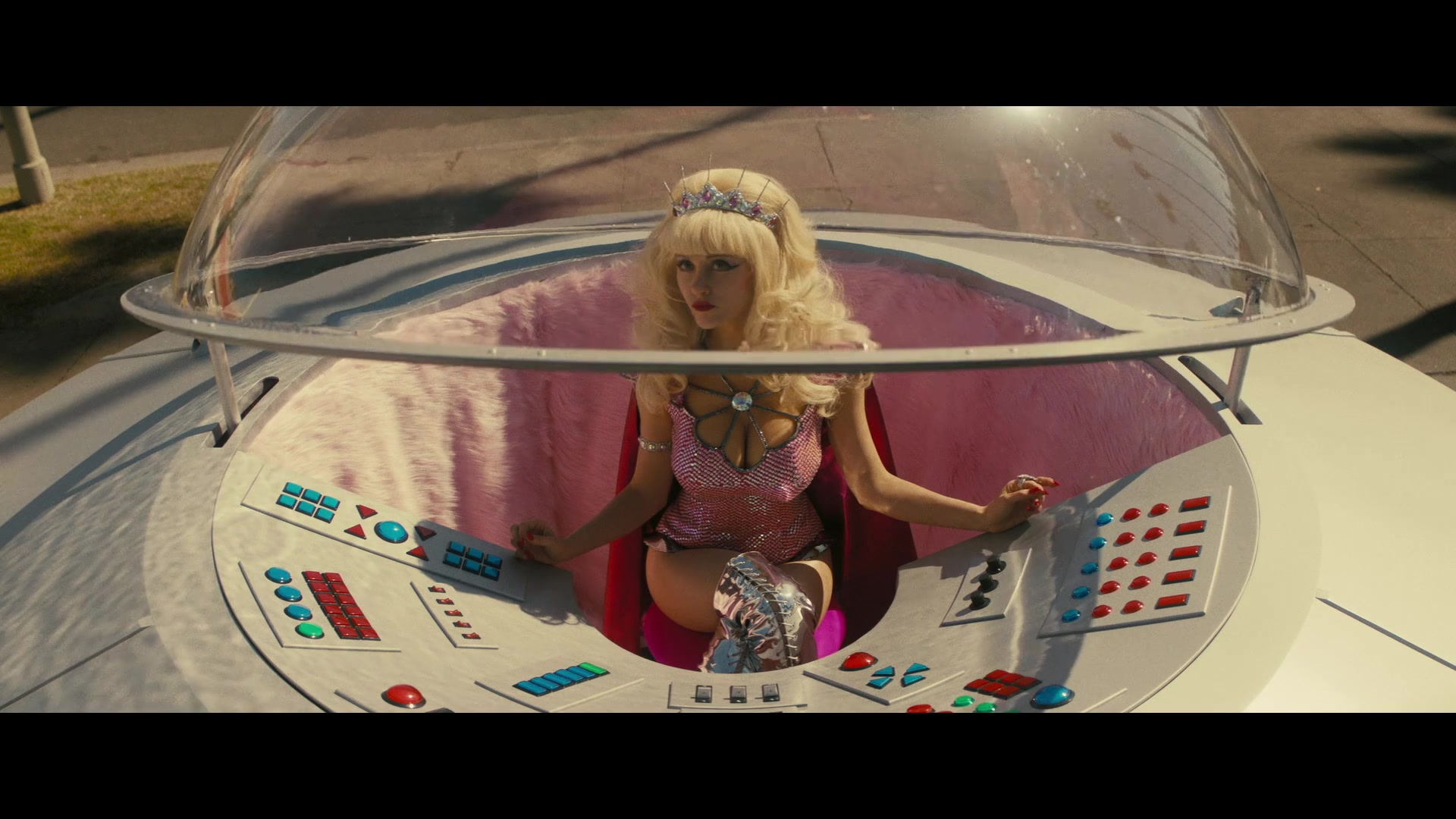 Angelyne_S01E05_Pink_Clouds_1080p_ERW_005371.jpg
