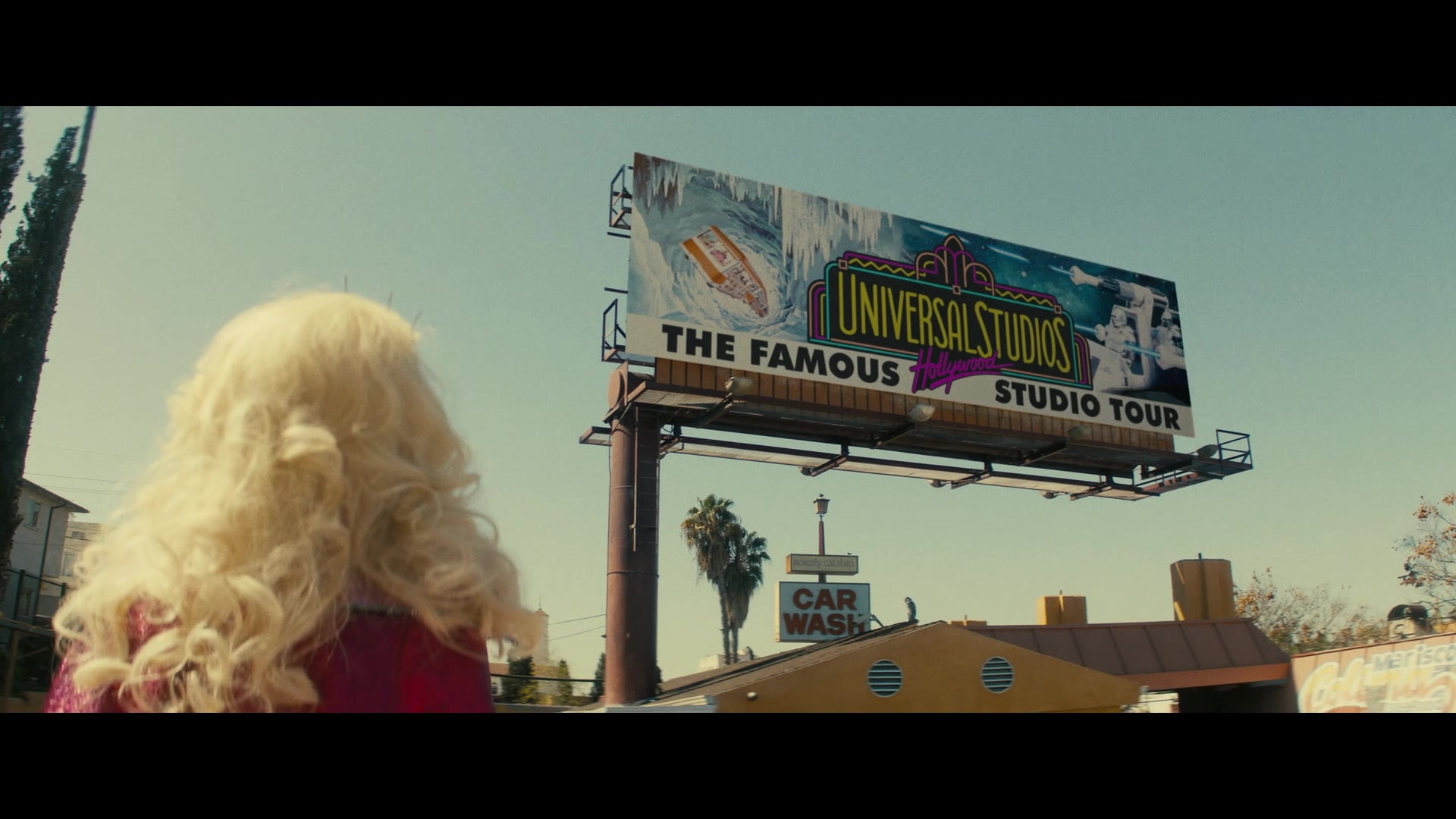 Angelyne_S01E05_Pink_Clouds_1080p_ERW_005385.jpg