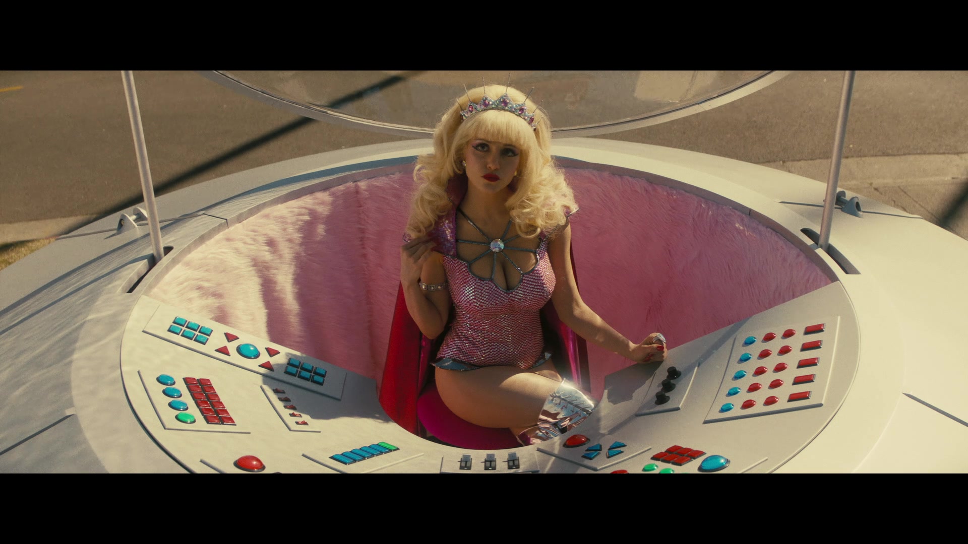 Angelyne_S01E05_Pink_Clouds_1080p_ERW_005387.jpg