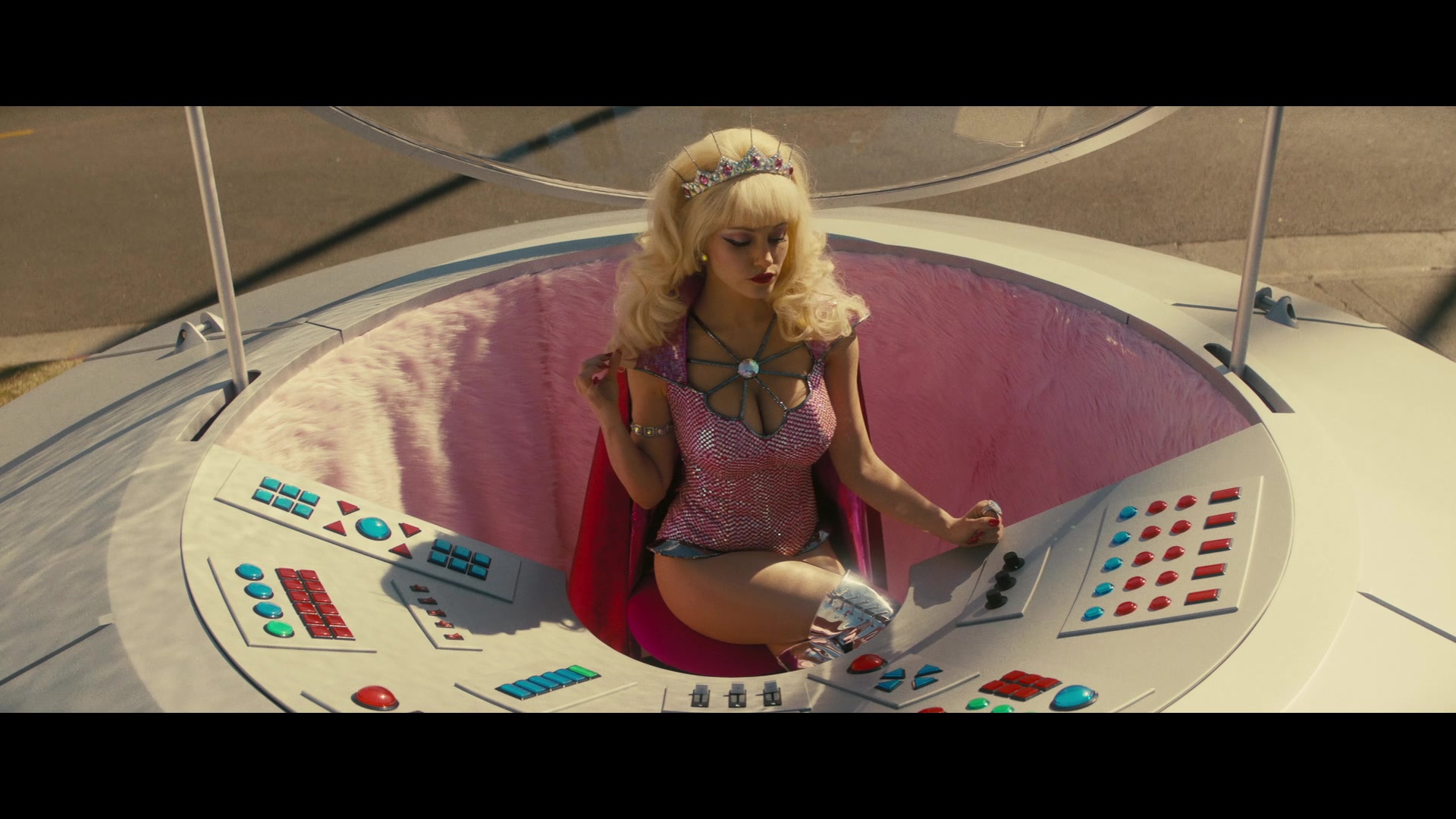 Angelyne_S01E05_Pink_Clouds_1080p_ERW_005391.jpg