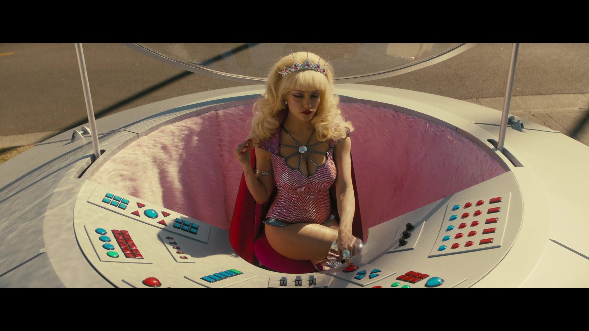Angelyne_S01E05_Pink_Clouds_1080p_ERW_005395.jpg
