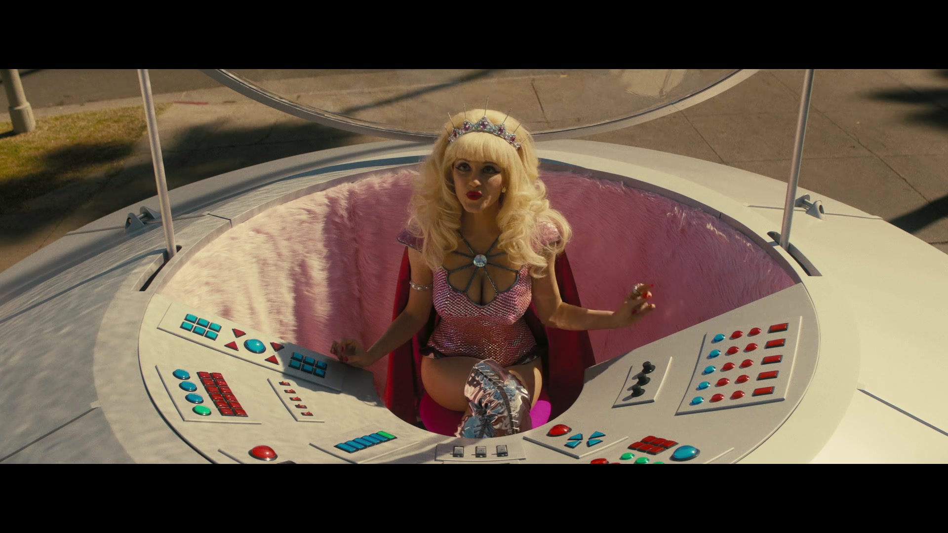 Angelyne_S01E05_Pink_Clouds_1080p_ERW_005408.jpg