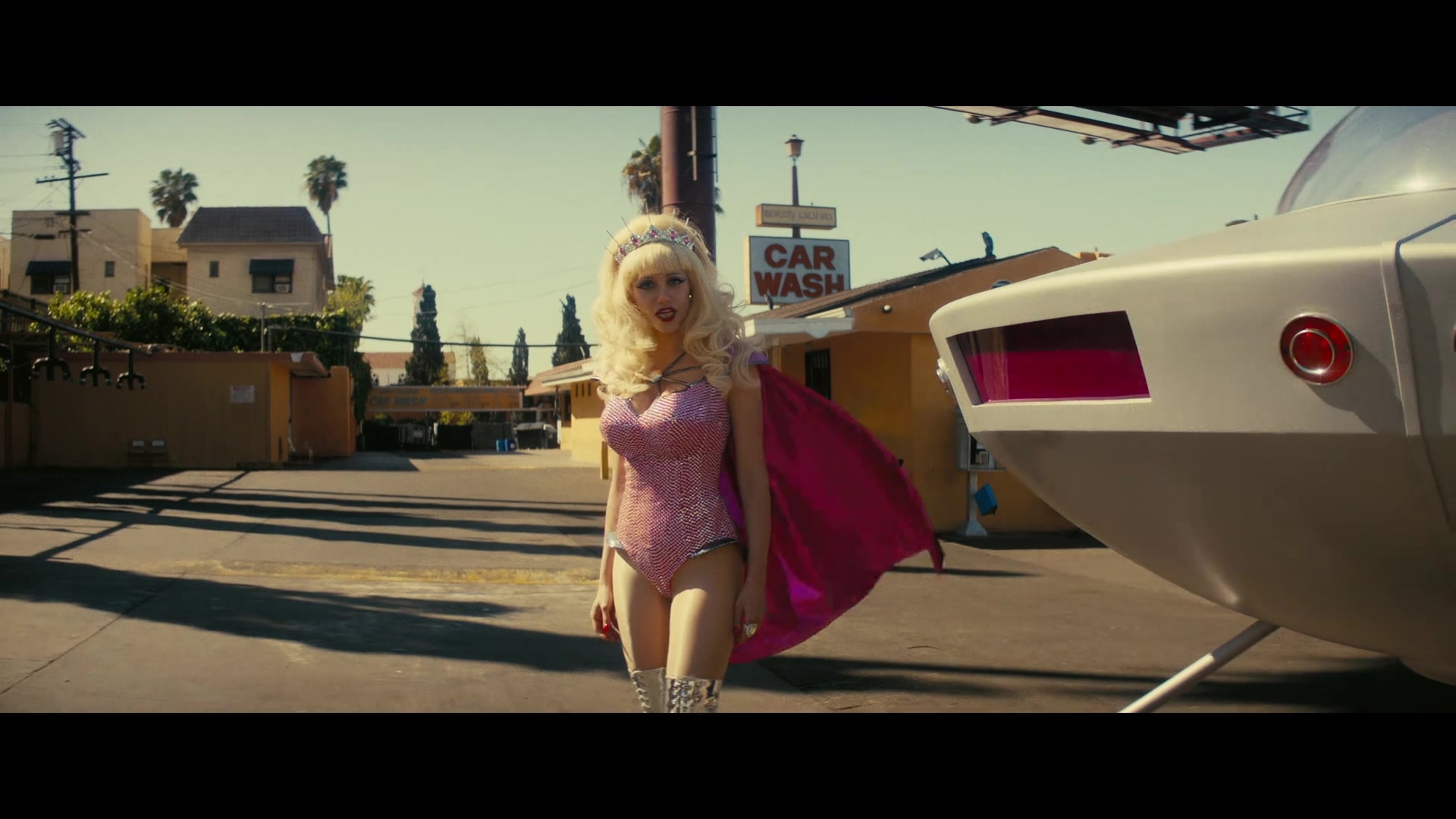 Angelyne_S01E05_Pink_Clouds_1080p_ERW_005492.jpg