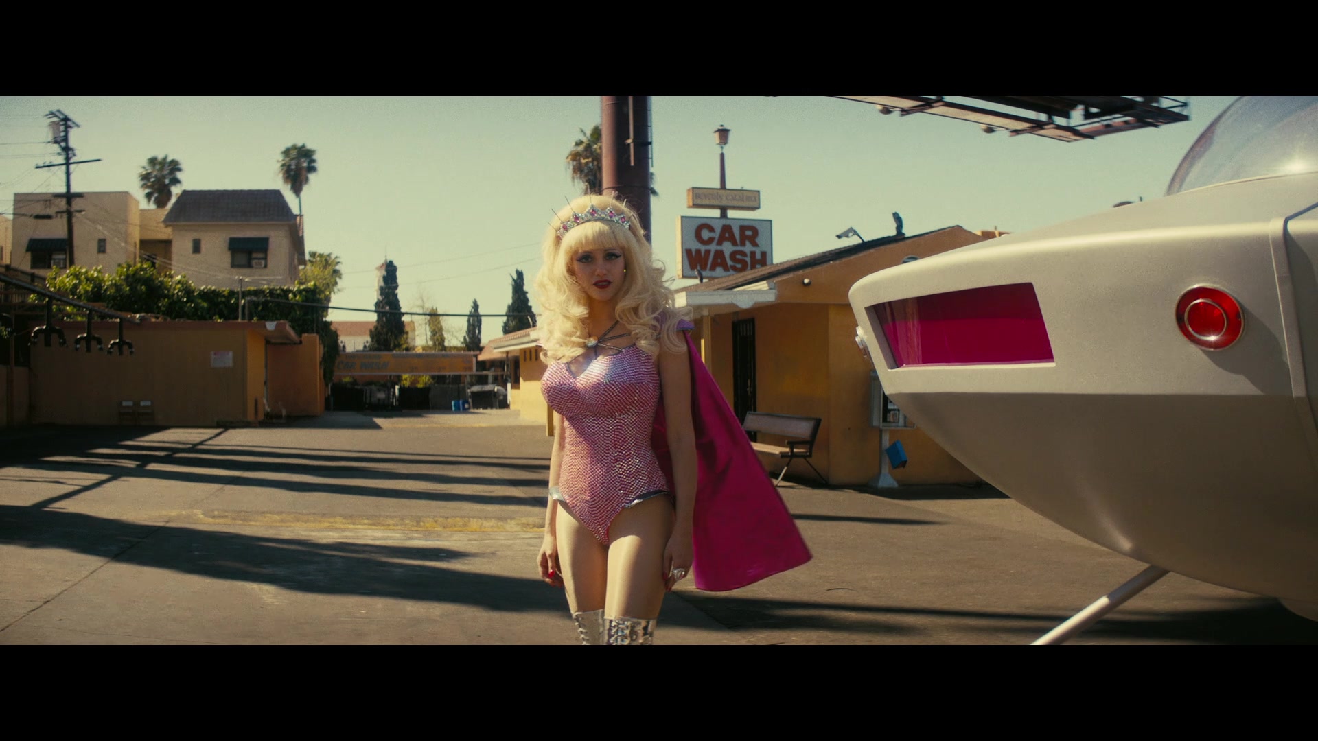 Angelyne_S01E05_Pink_Clouds_1080p_ERW_005496.jpg