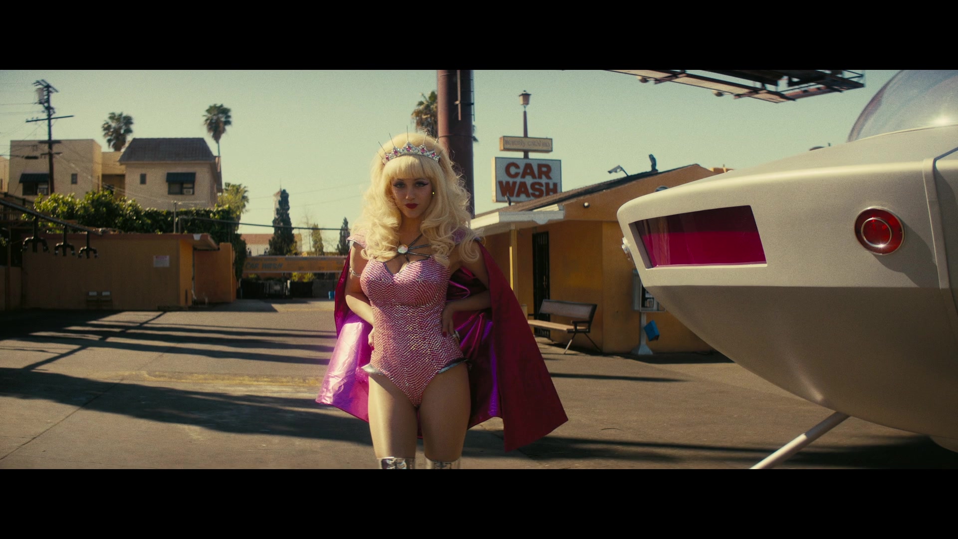 Angelyne_S01E05_Pink_Clouds_1080p_ERW_005522.jpg