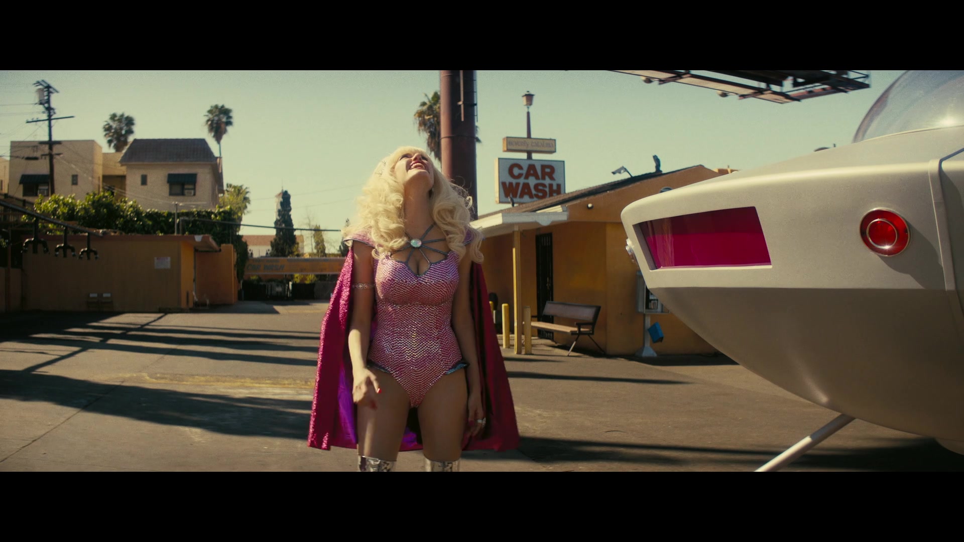Angelyne_S01E05_Pink_Clouds_1080p_ERW_005524.jpg