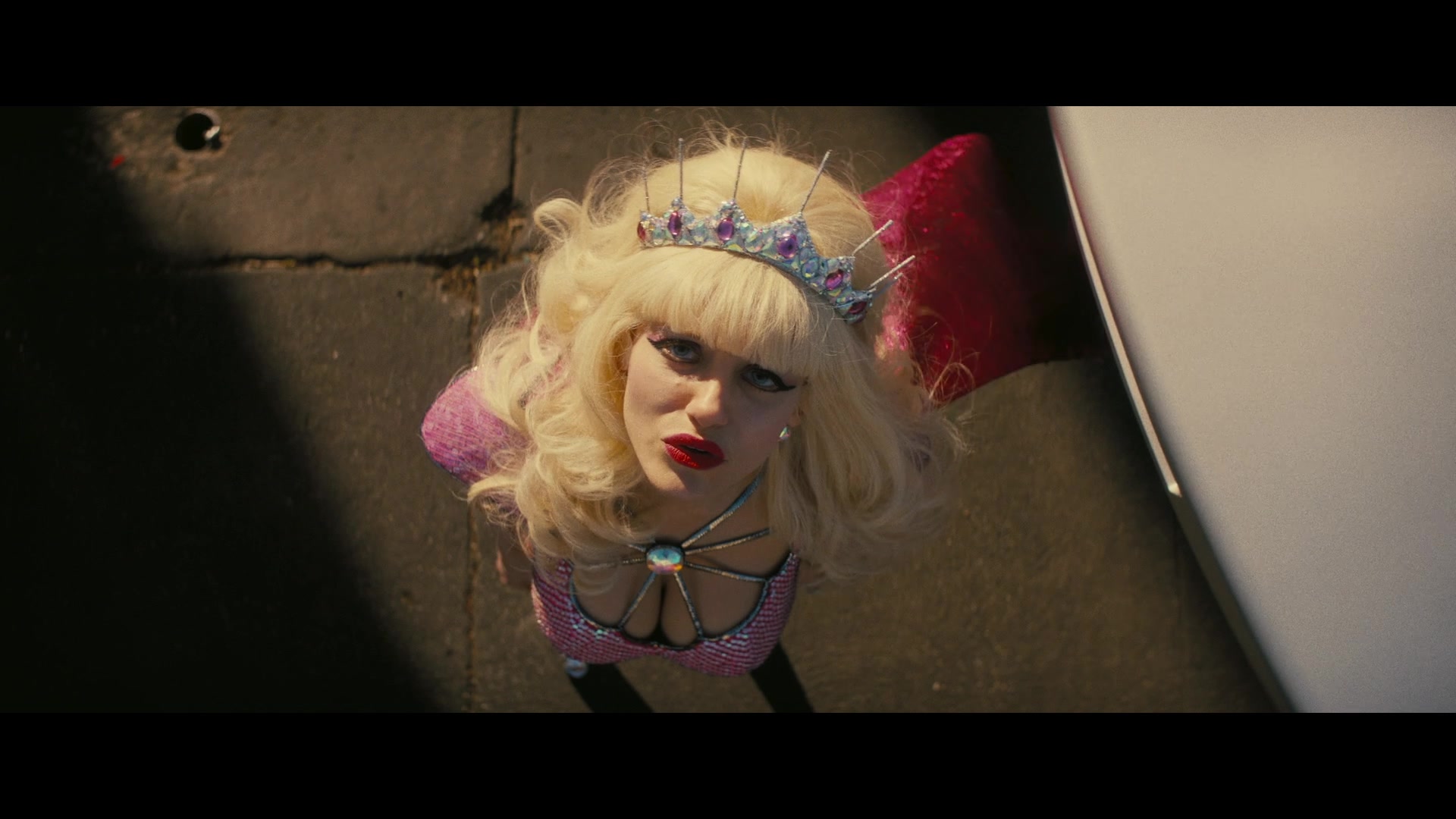Angelyne_S01E05_Pink_Clouds_1080p_ERW_005540.jpg