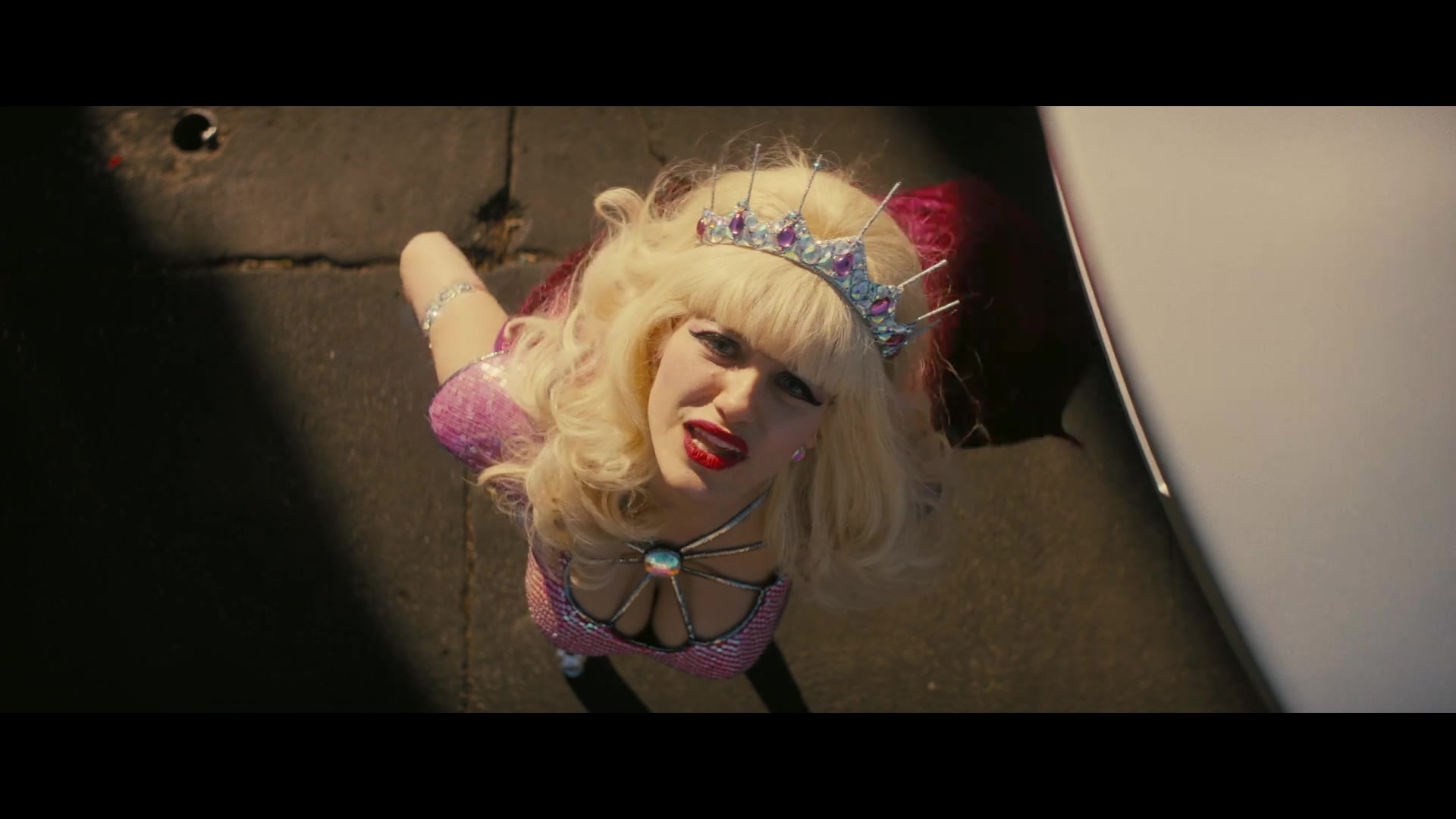 Angelyne_S01E05_Pink_Clouds_1080p_ERW_005542.jpg