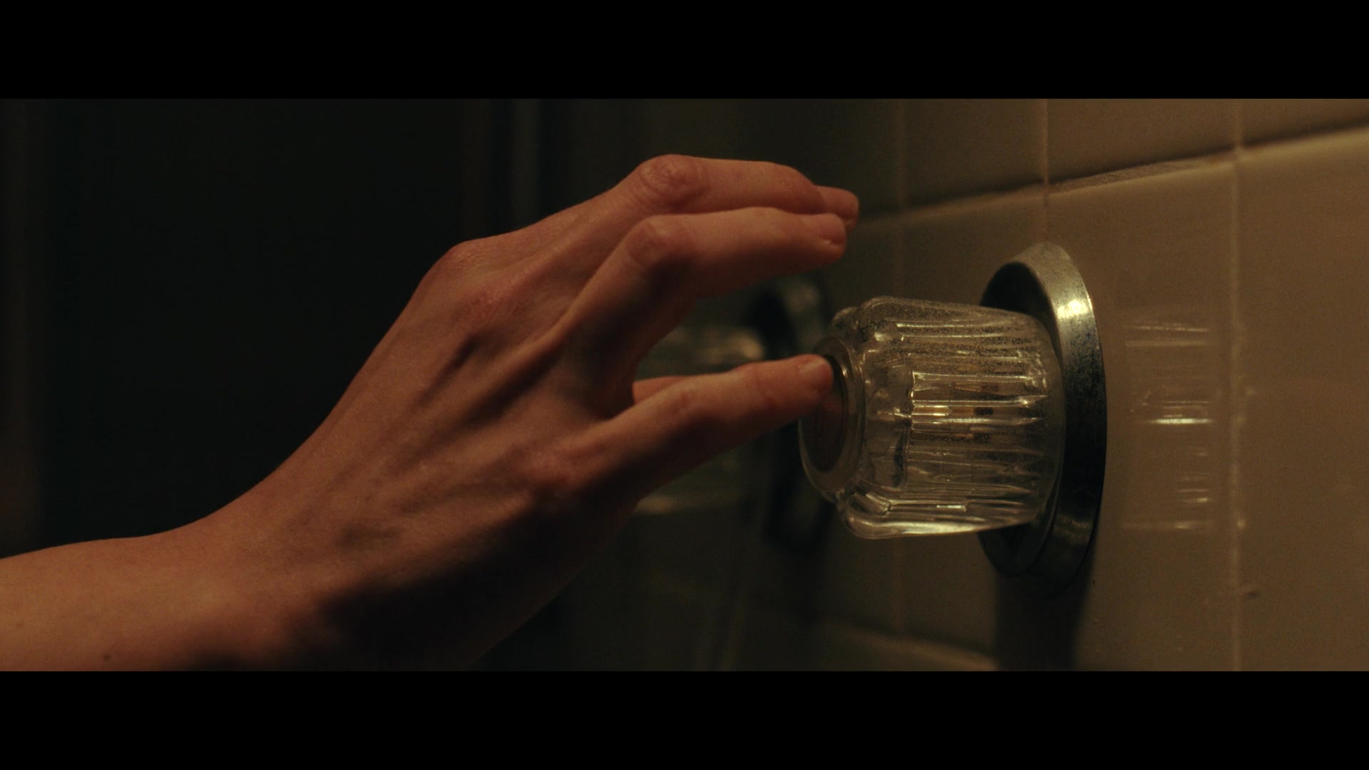 Furious_S01E02_My_Life_Had_Stood_A_Loaded_Gun_1080p_ERW_005447.jpg