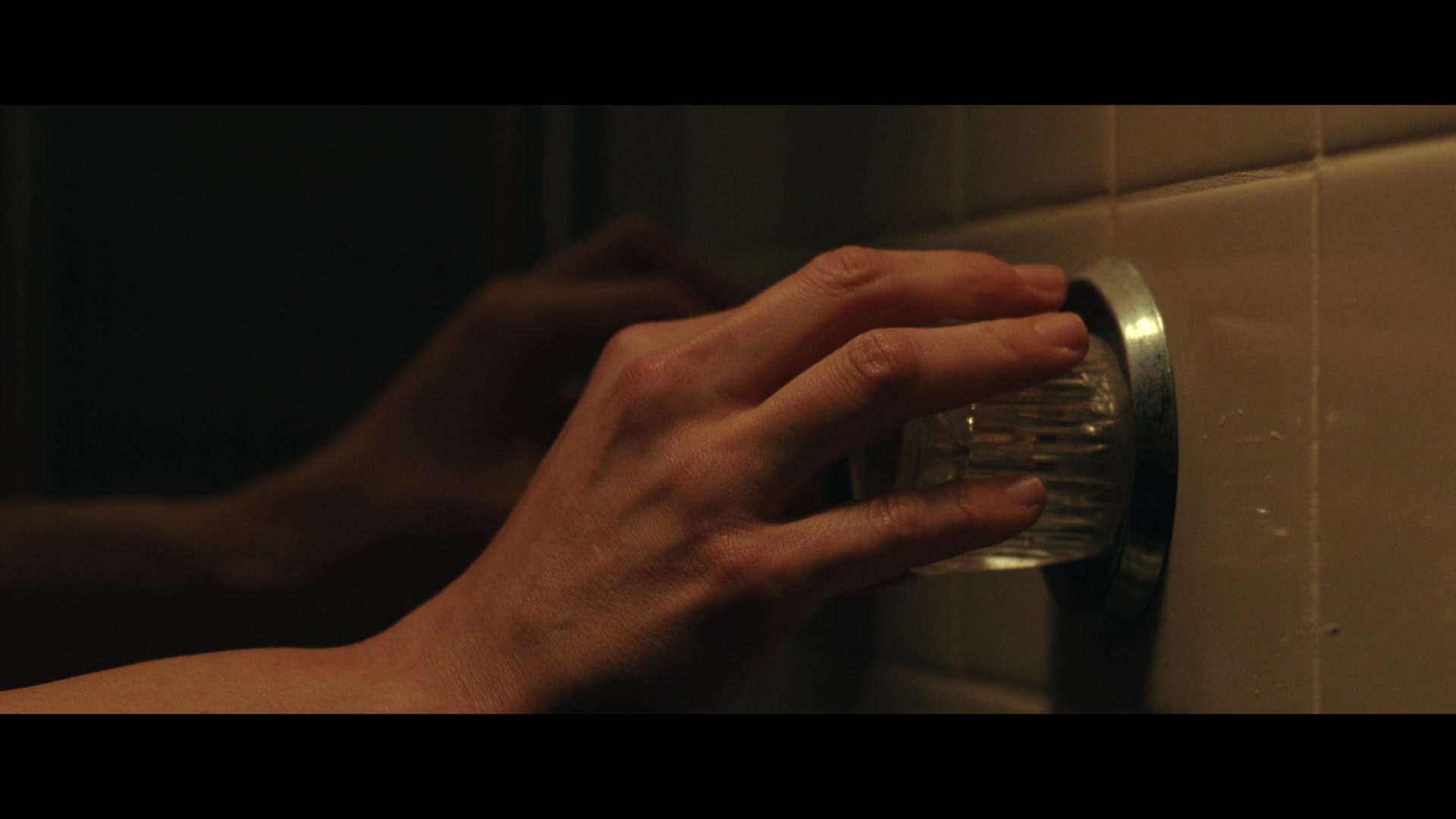 Furious_S01E02_My_Life_Had_Stood_A_Loaded_Gun_1080p_ERW_005452.jpg