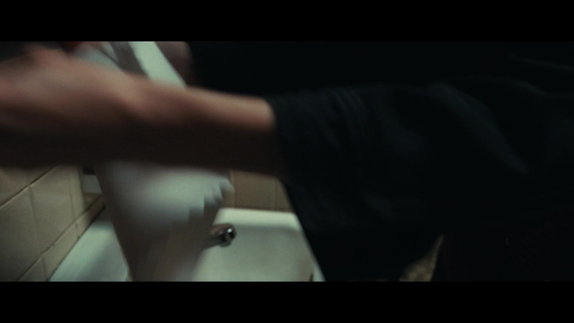 Furious_S01E06_They_Make_a_Noise_Like_Feathers_1080p_ERW_001125.jpg